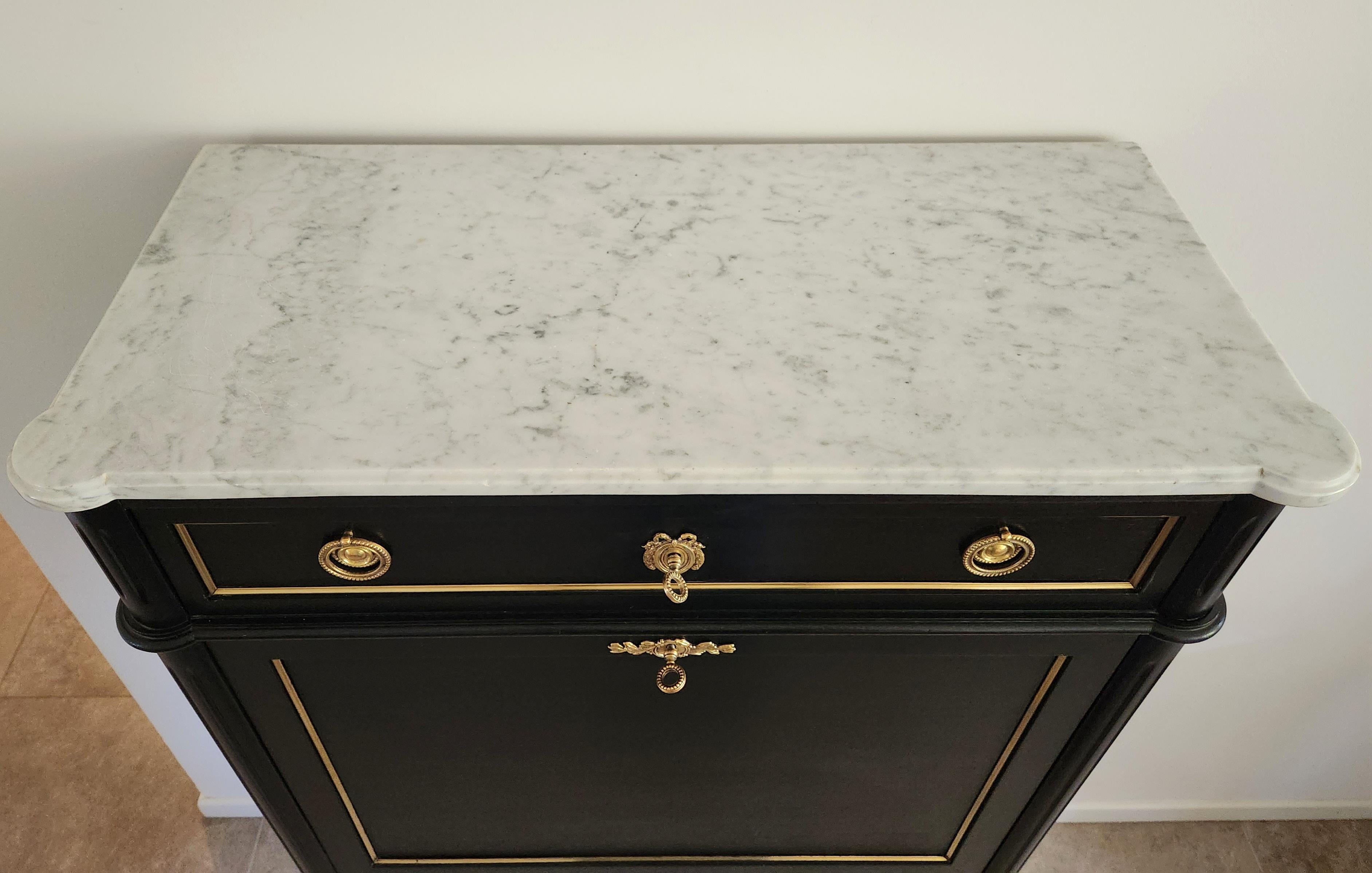 Antigua cómoda secreter francesa Luis XVI, mármol de Carrara mediados del siglo XX en venta