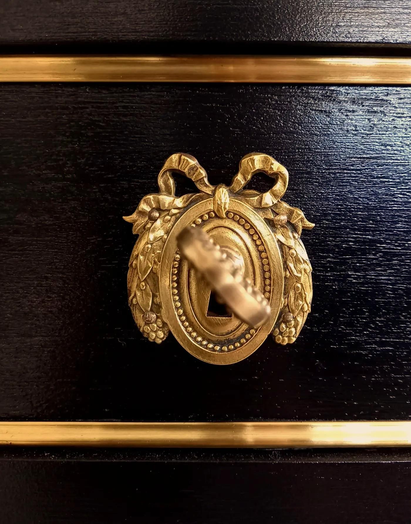 Antigua cómoda secreter francesa Luis XVI, mármol de Carrara en venta 2