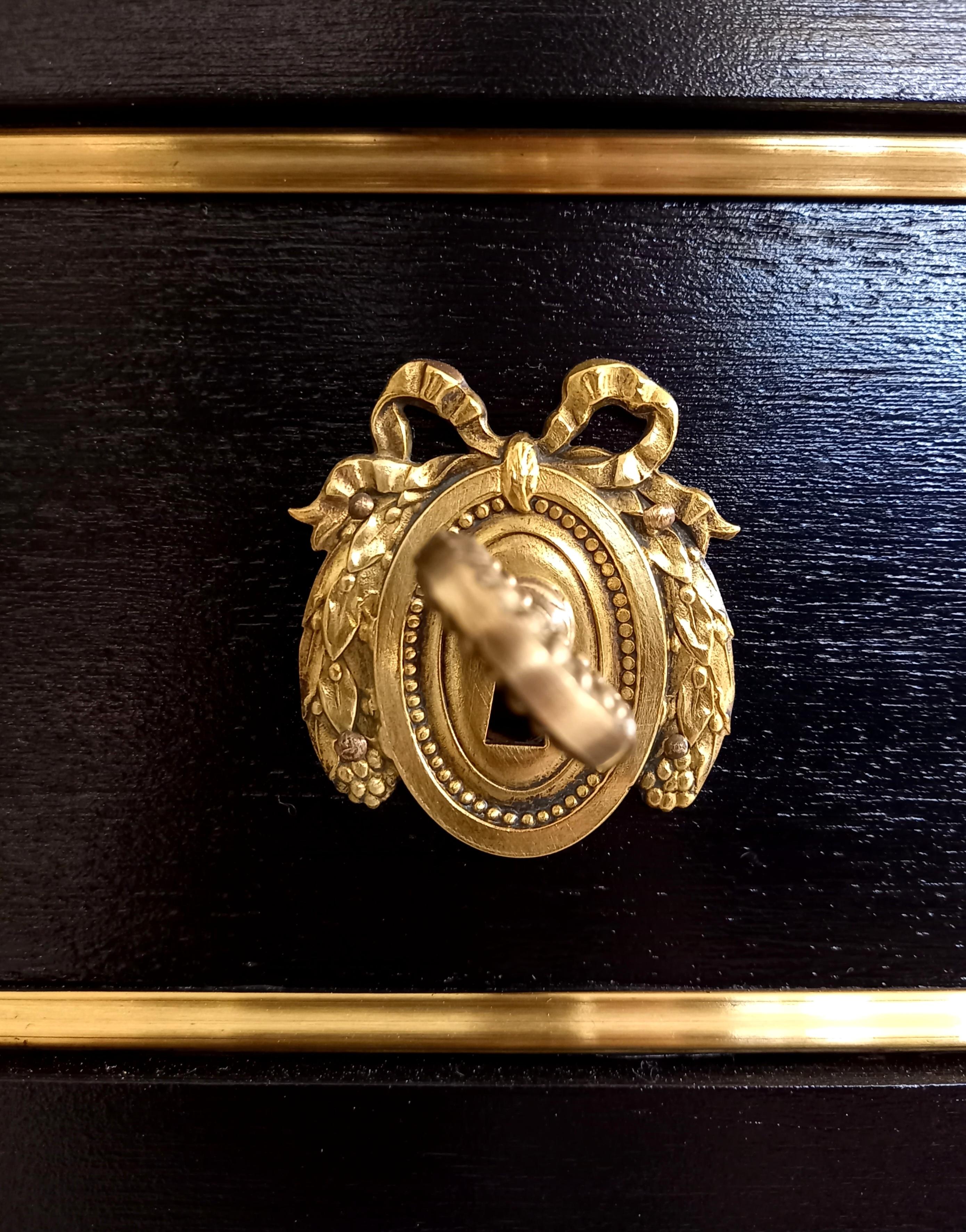 Antike französische Louis XVI.-Sekretär-Schreibtischtruhe aus Mahagoni, Carrara-Marmor und Bronze (Messing) im Angebot
