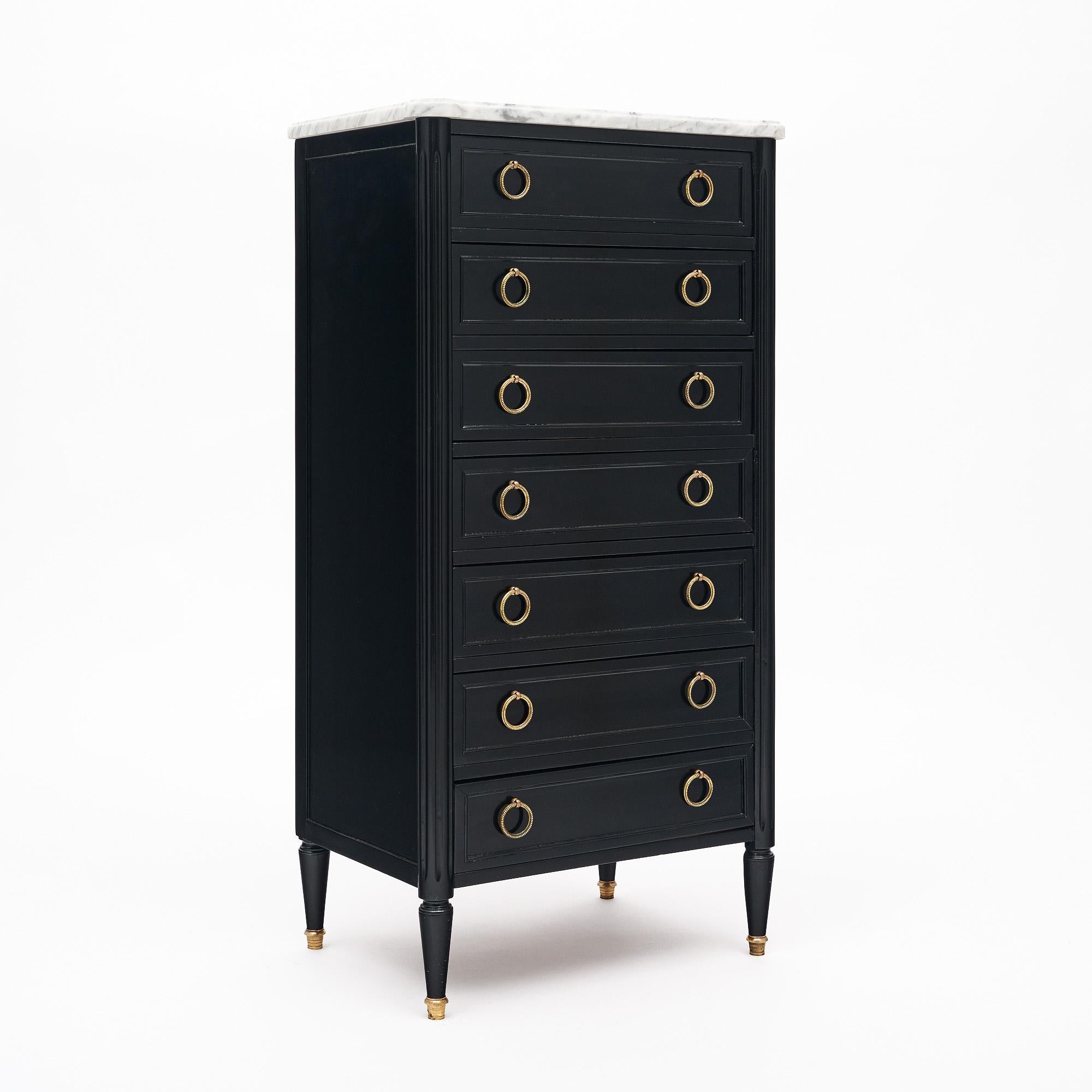 Semainiere antico francese in stile Luigi XVI. Questo pezzo è realizzato in legno massiccio, principalmente mogano, completamente ebanizzato e rifinito con una lucentezza francese di qualità museale. I sette cassetti a coda di rondine rappresentano
