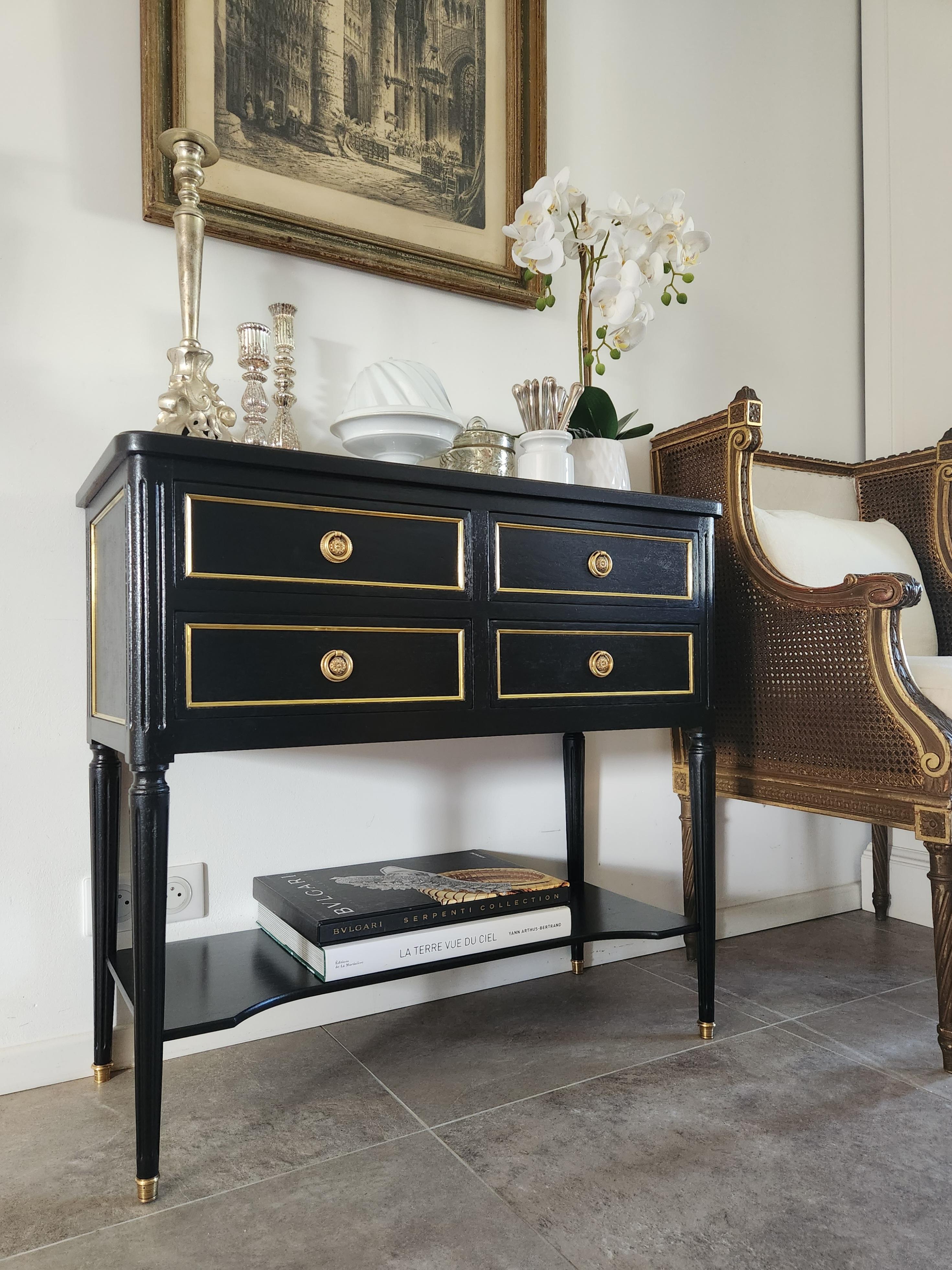 Mobile per argenteria in stile Luigi XVI in legno annerito, con quattro cassetti a coda di rondine ornati da aste e maniglie in bronzo dorato e ottone e un ripiano inferiore. 

Questo tipo di mobile è stato originariamente creato per conservare