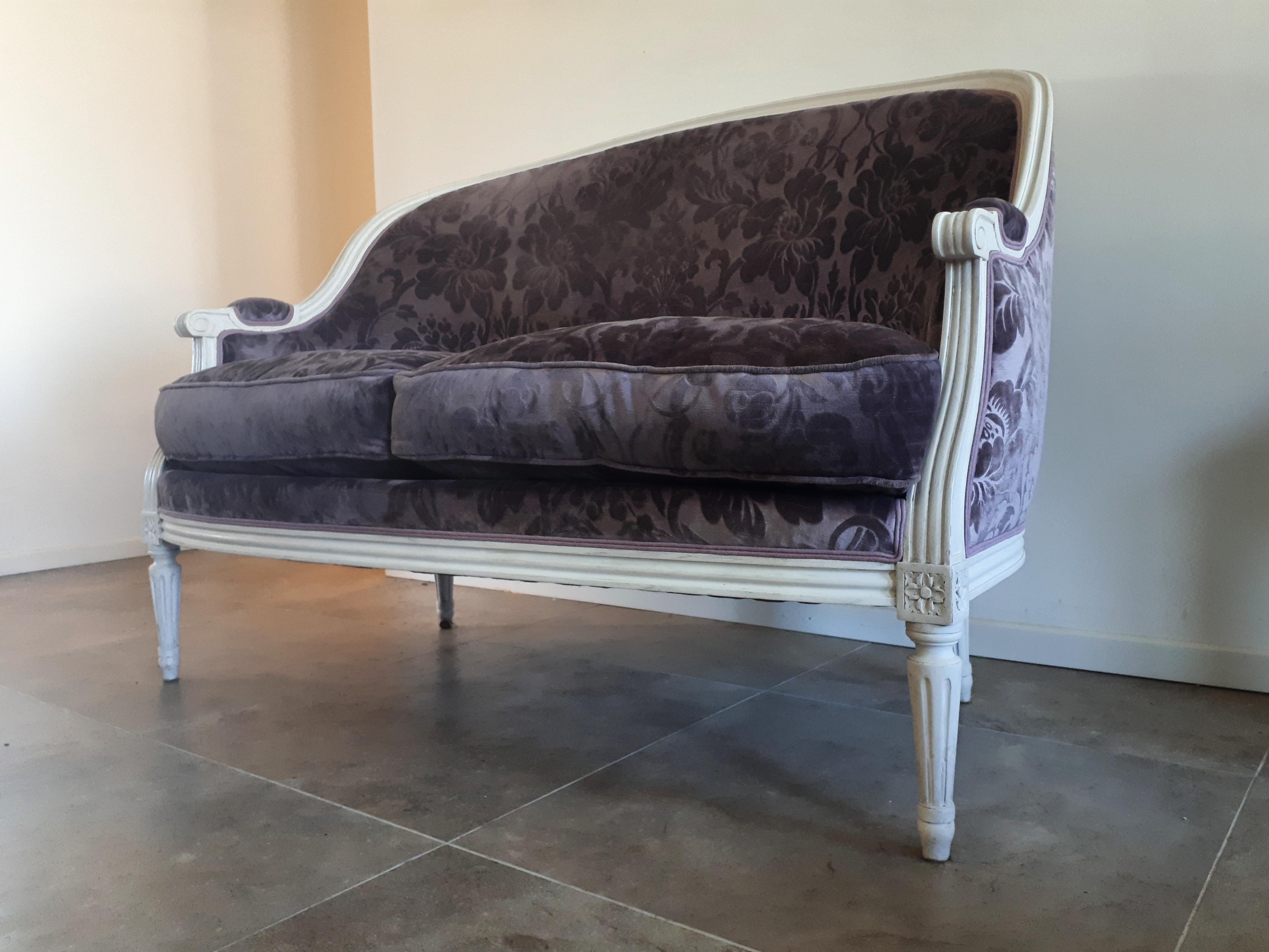 Antique French Louis XVI style sofa corbeille. 
Two removable cushions, with a fabric of the famous French publisher Pierre Frey in lavender velvet. Need to highlight the comfort of this seat