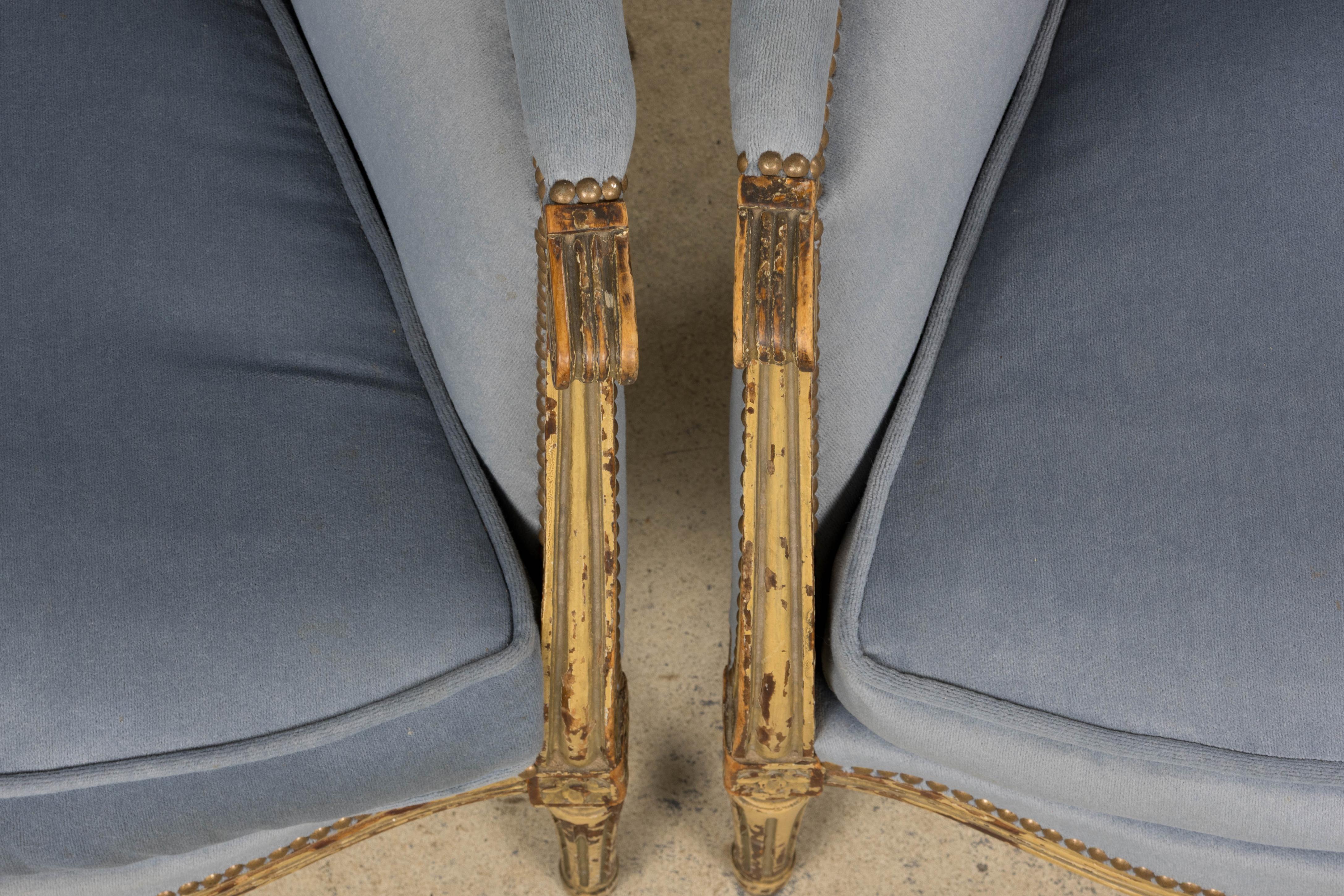 Antiguos sillones franceses estilo Luis XVI de terciopelo azul - Pareja Tallado a mano en venta