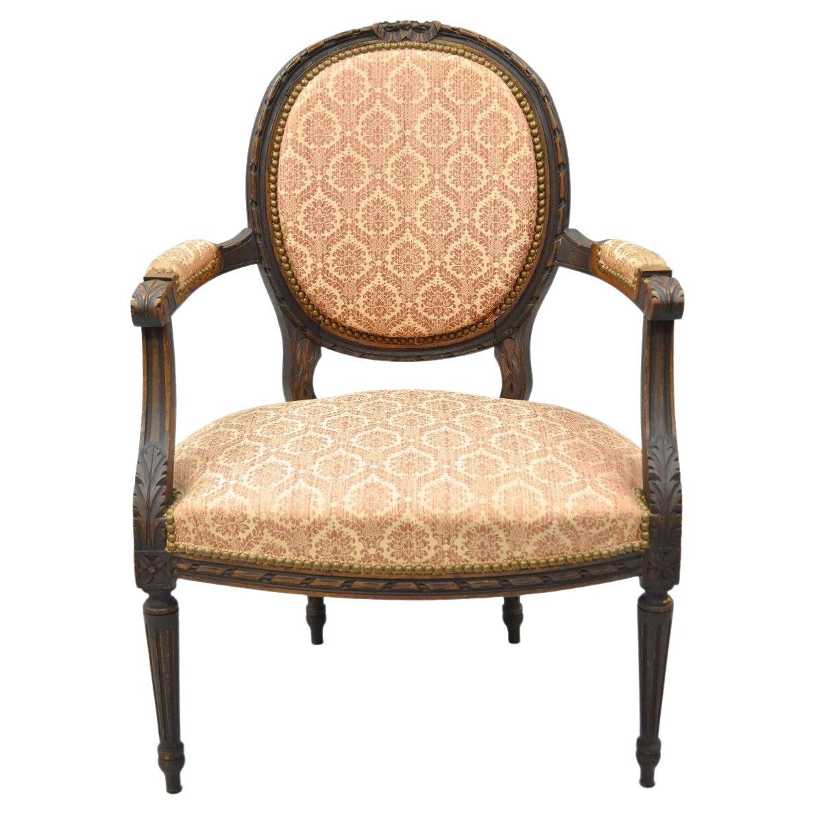 Antiker französischer Fauteuil-Kaminstuhl aus geschnitztem Nussbaumholz mit Schleife im Louis-XVI.-Stil Vtg