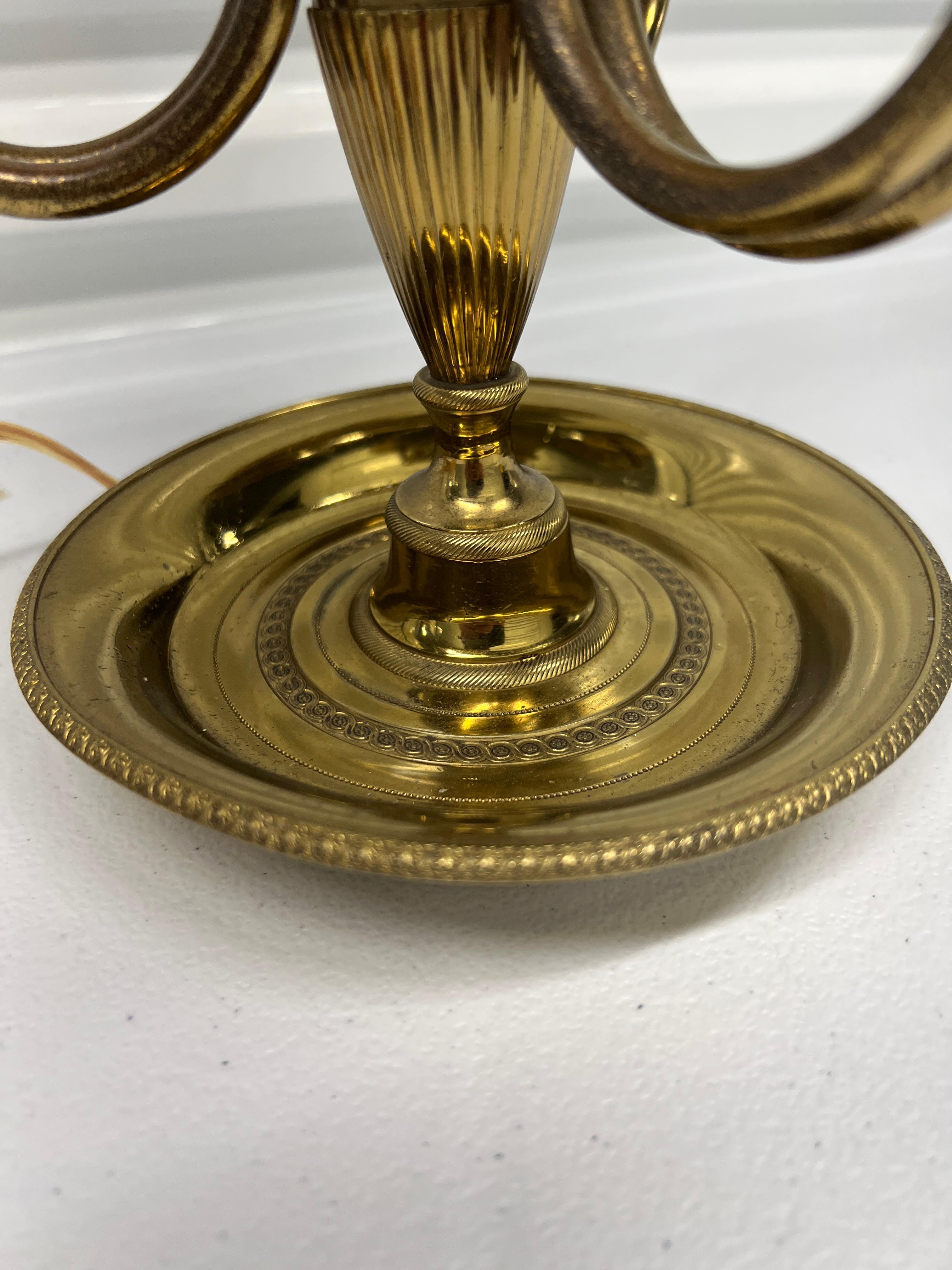Francés, principios y mediados del siglo XX.

Antigua lámpara bouillotte francesa de estilo Luis XVI con tres candelabros de cuerno francés fijados a una base detallada. La lámpara también tiene una pantalla de tole verde ajustable con detalles