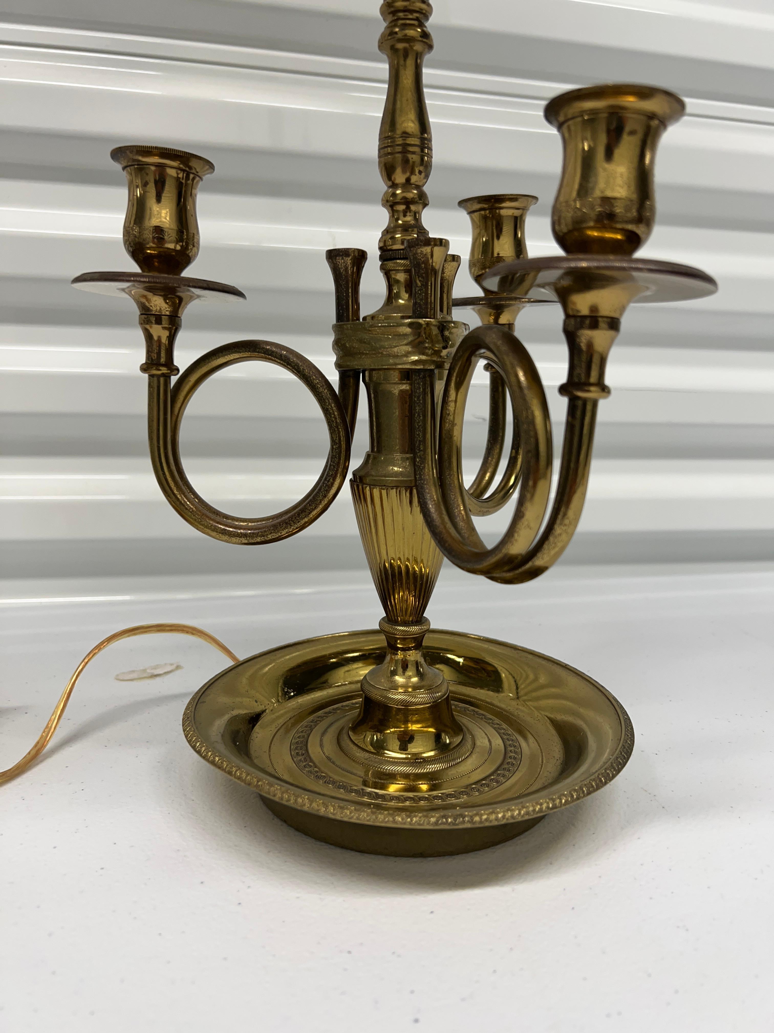 Antique French Louis XVI Style Lámpara de mesa Bouillotte de latón y tole verde Luis XVI en venta
