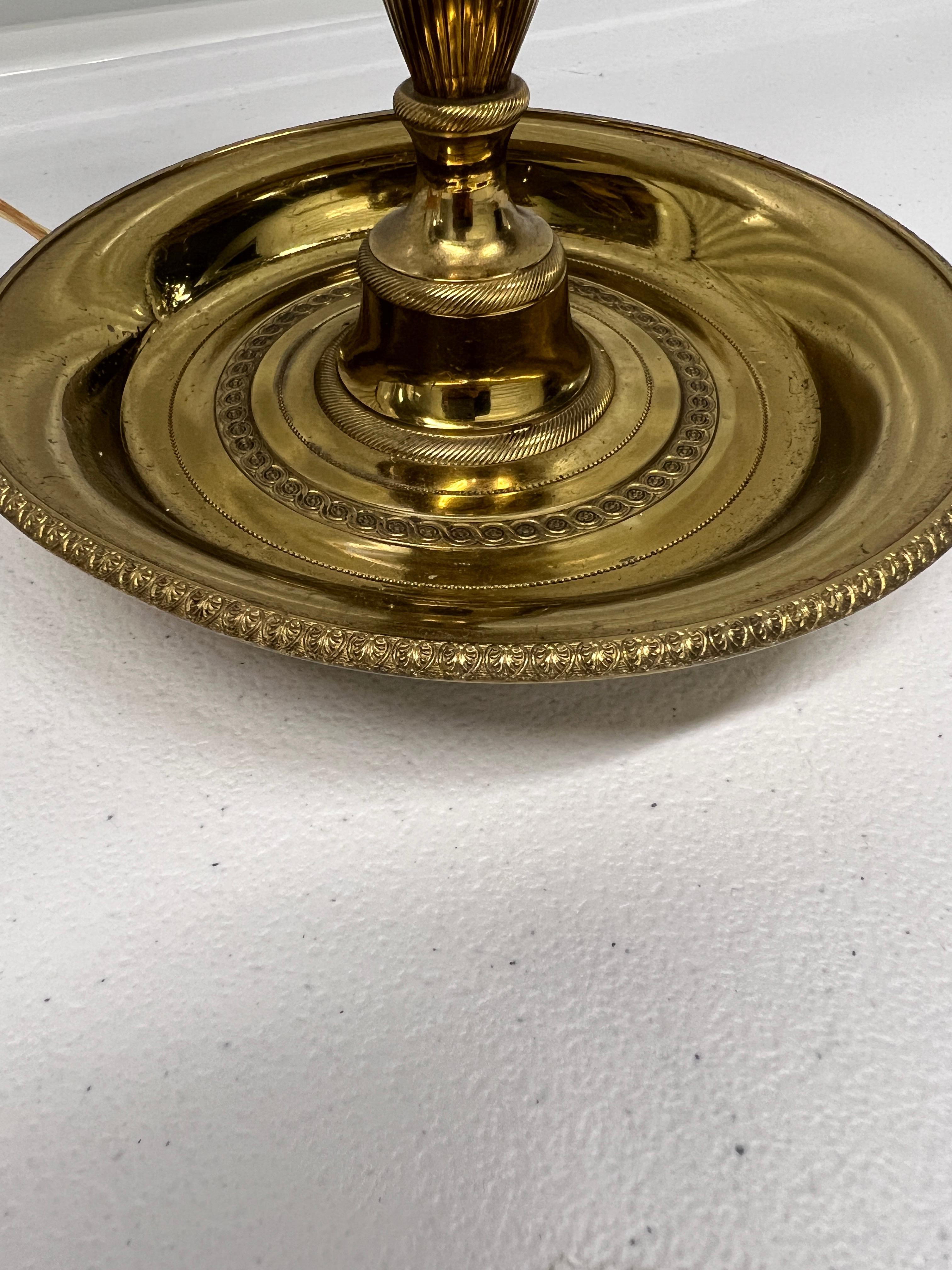 Antique French Louis XVI Style Lámpara de mesa Bouillotte de latón y tole verde Francés en venta