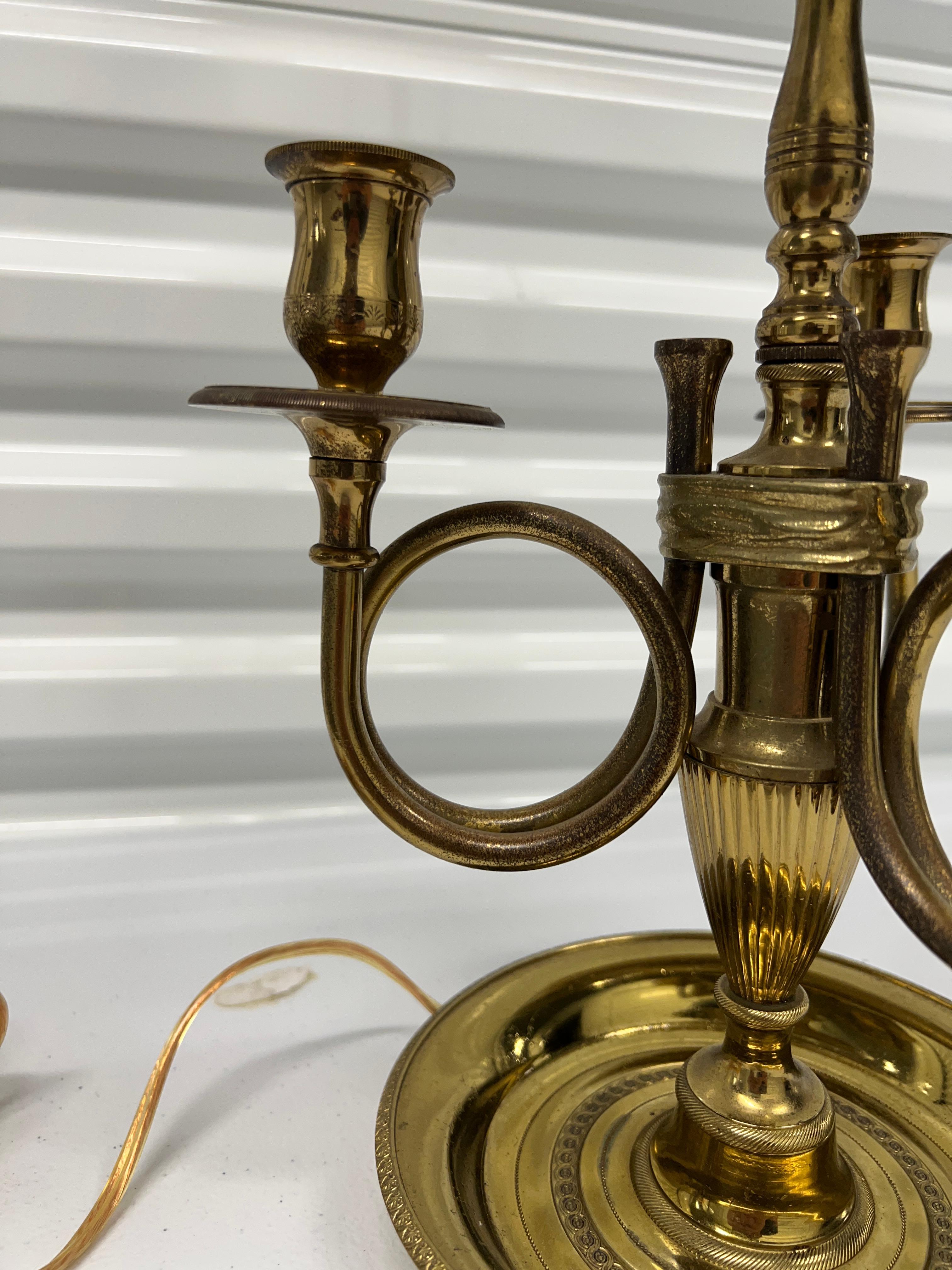 Antique French Louis XVI Style Lámpara de mesa Bouillotte de latón y tole verde en Bueno estado para la venta en Atlanta, GA