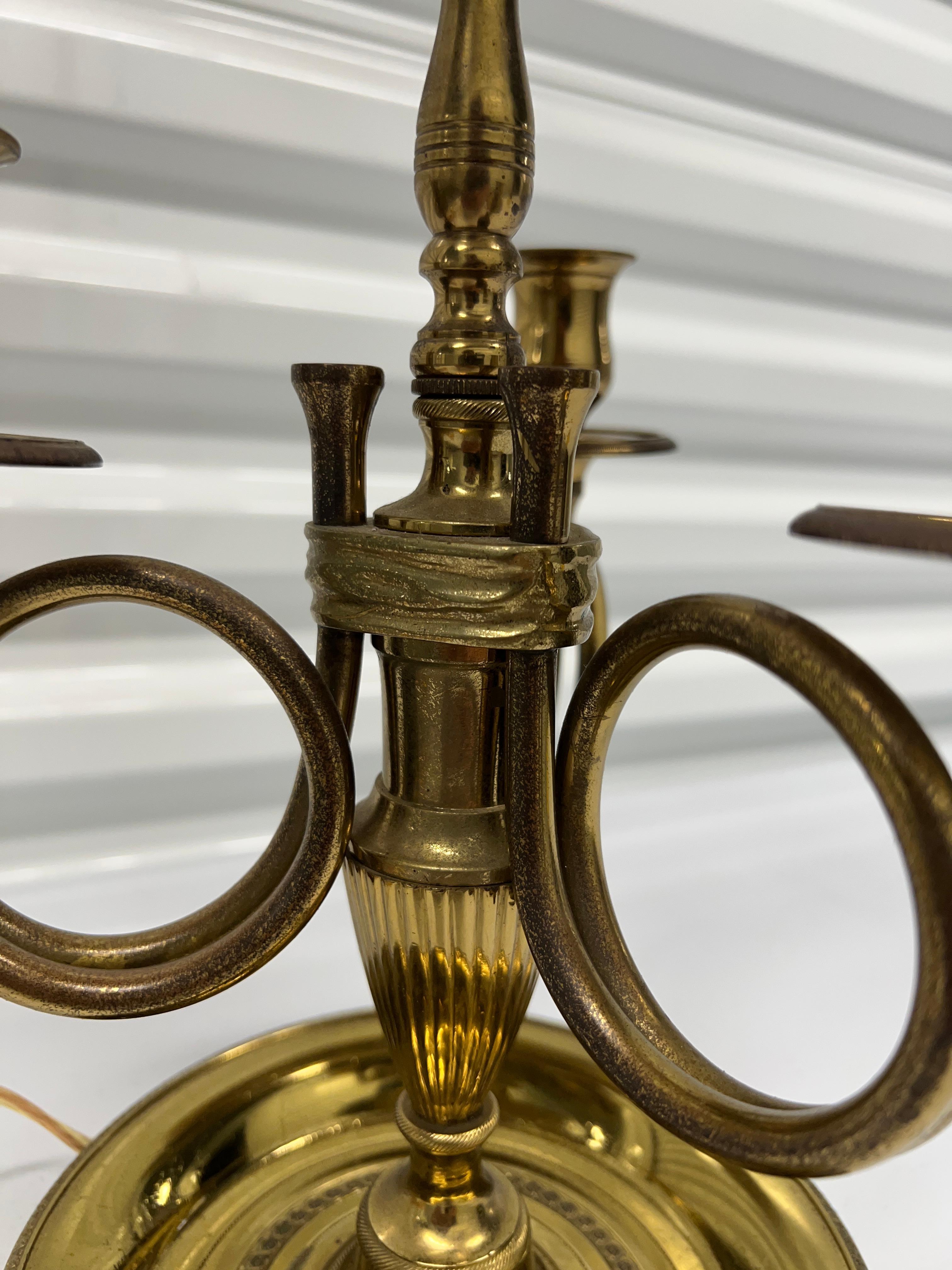 Antique French Louis XVI Style Lámpara de mesa Bouillotte de latón y tole verde siglo XX en venta