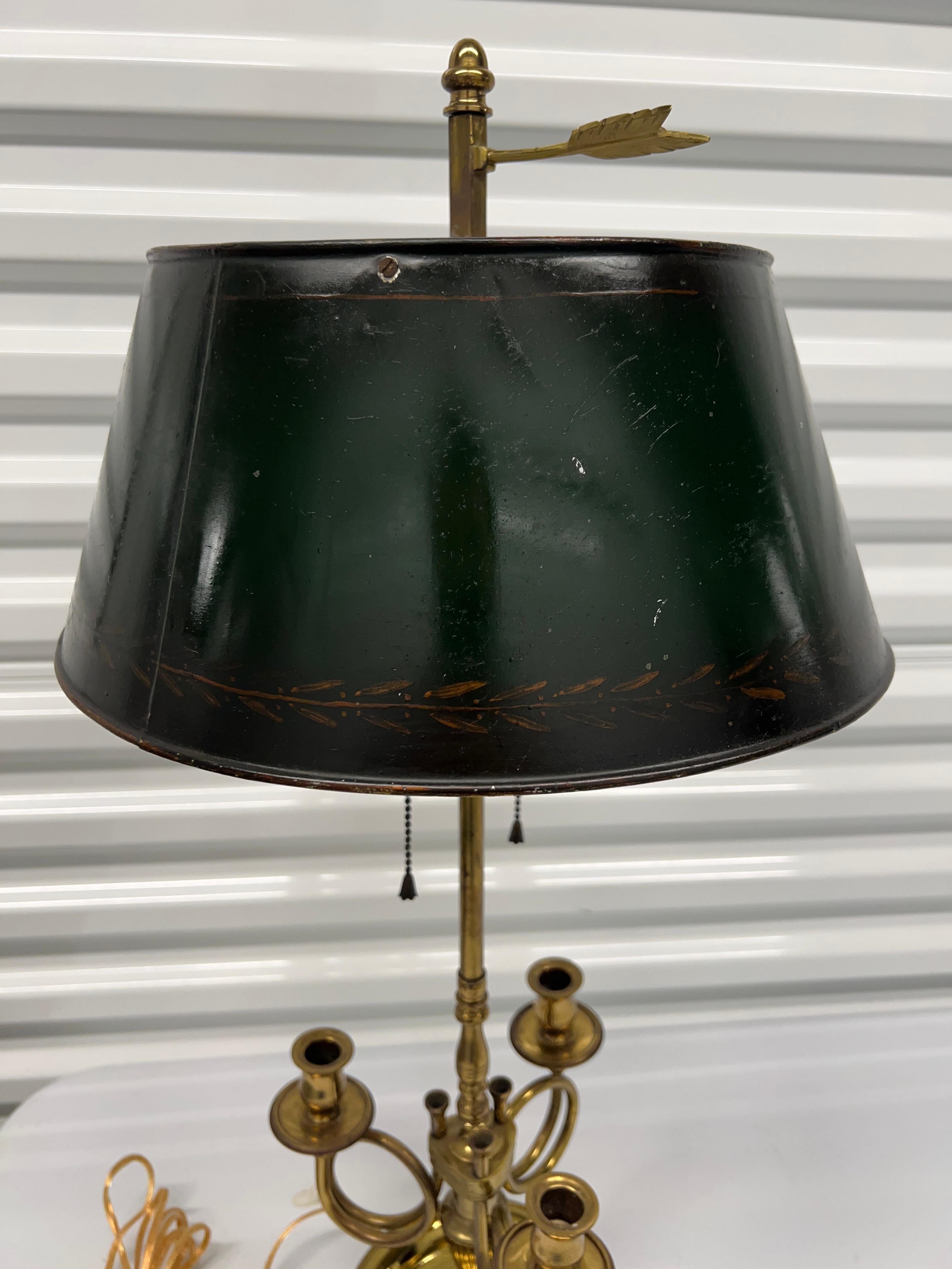 Antique French Louis XVI Style Lámpara de mesa Bouillotte de latón y tole verde en venta 1