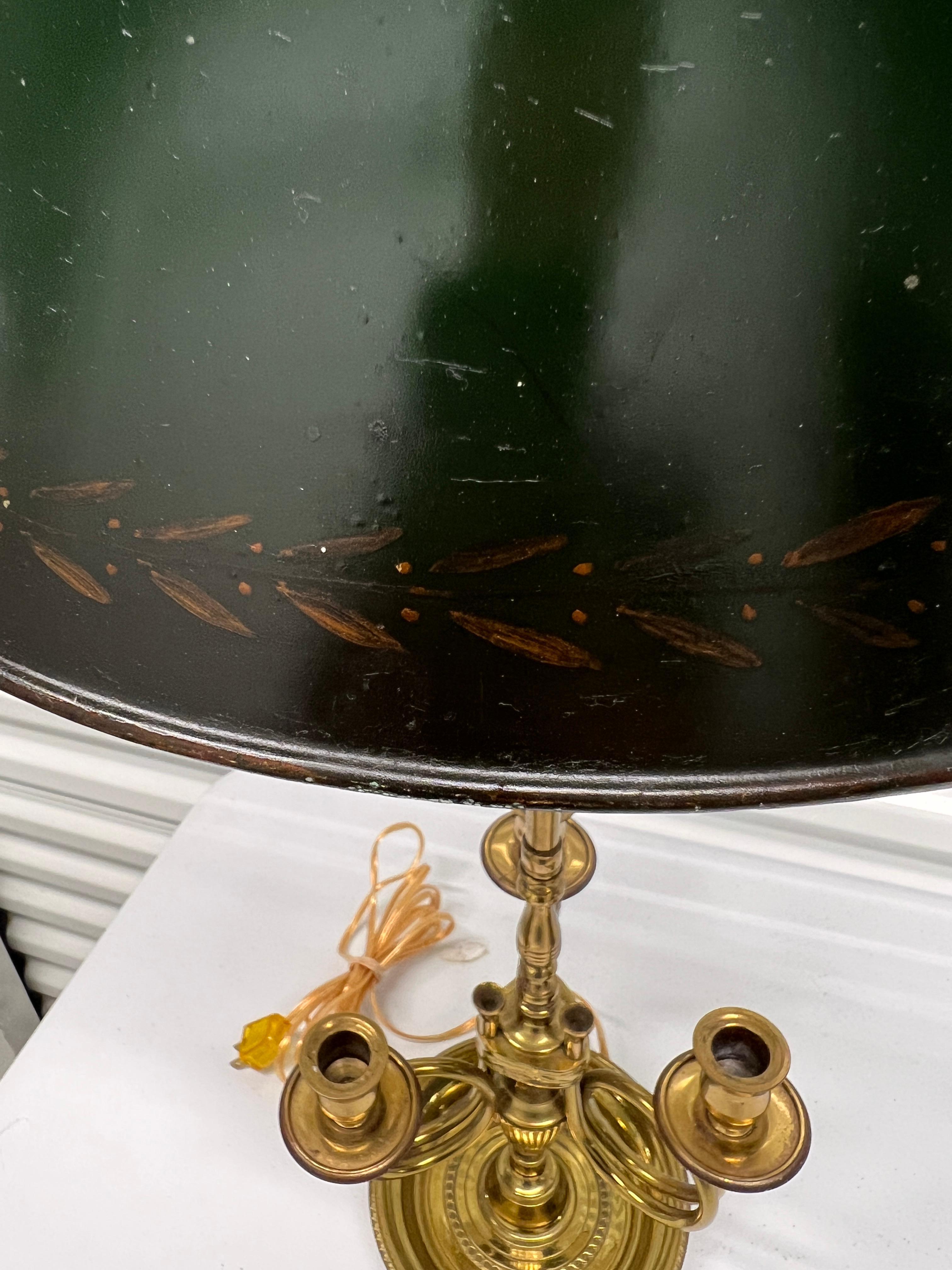 Antique French Louis XVI Style Lámpara de mesa Bouillotte de latón y tole verde en venta 2