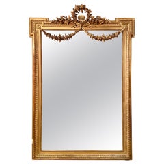 Antiker französischer Spiegel im Louis-XVI-Stil aus geschnitztem vergoldetem Holz mit Blumenschmuck, um 1880