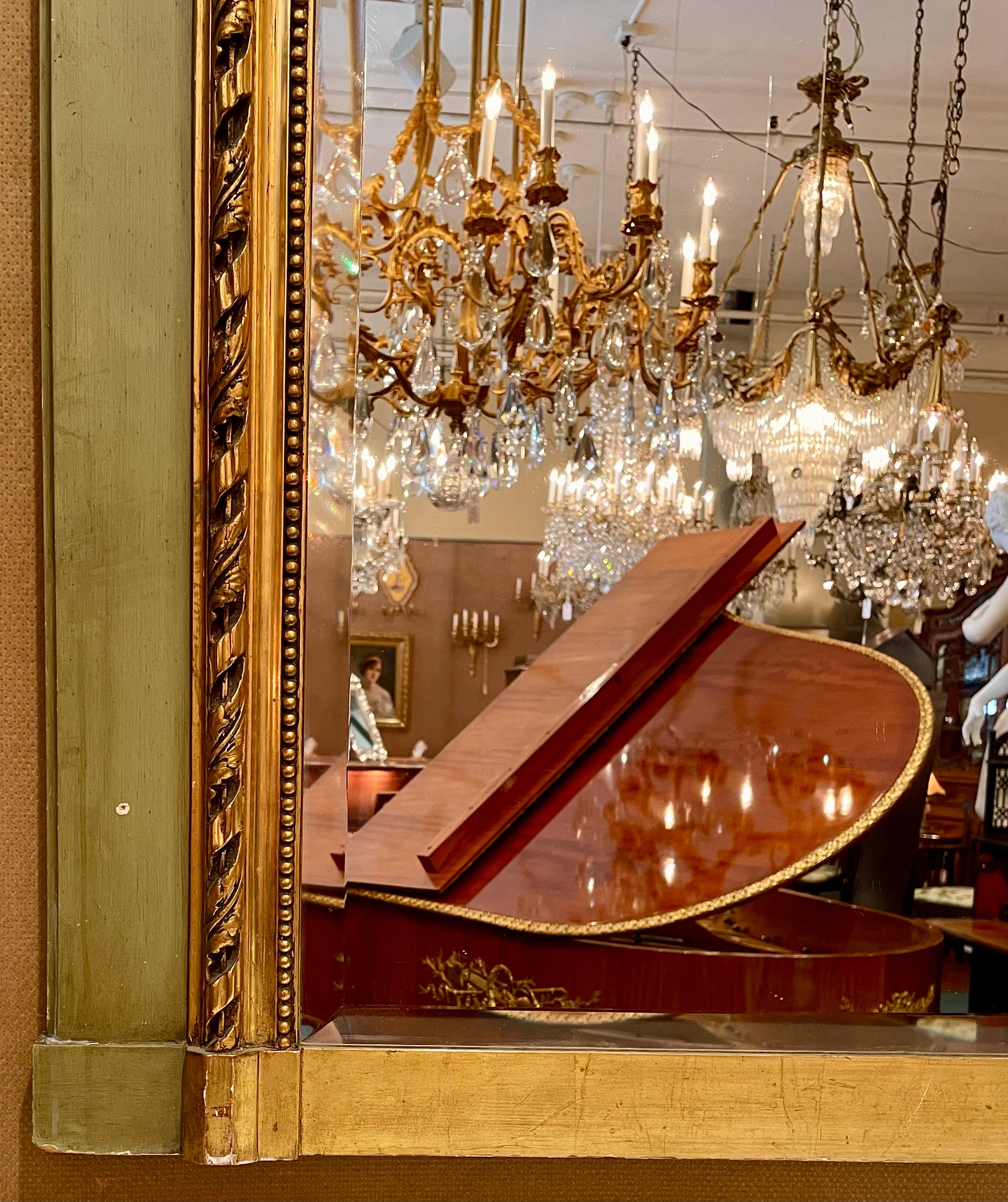 Antique Mirror francese in stile Luigi XVI intagliato con smussatura e dettagli in foglia d'oro, 1860-1880 circa.