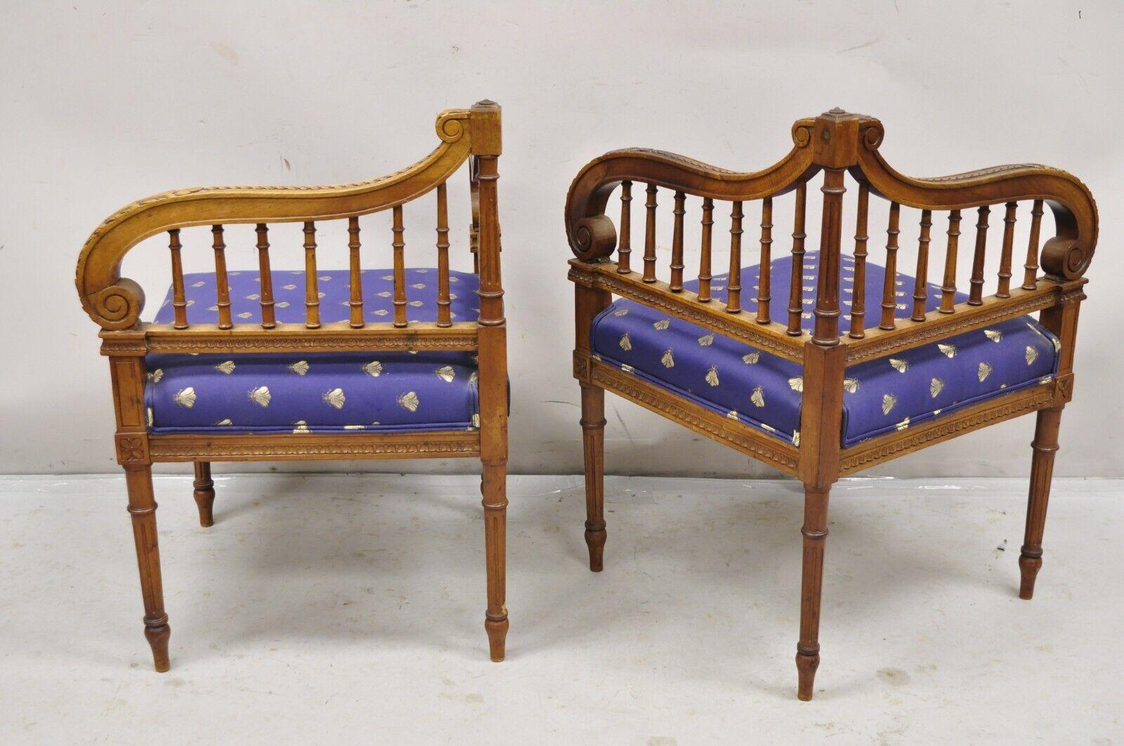 Anciennes chaises d'angle à harpe lyre en noyer sculpté de style Louis XVI - une paire en vente 4