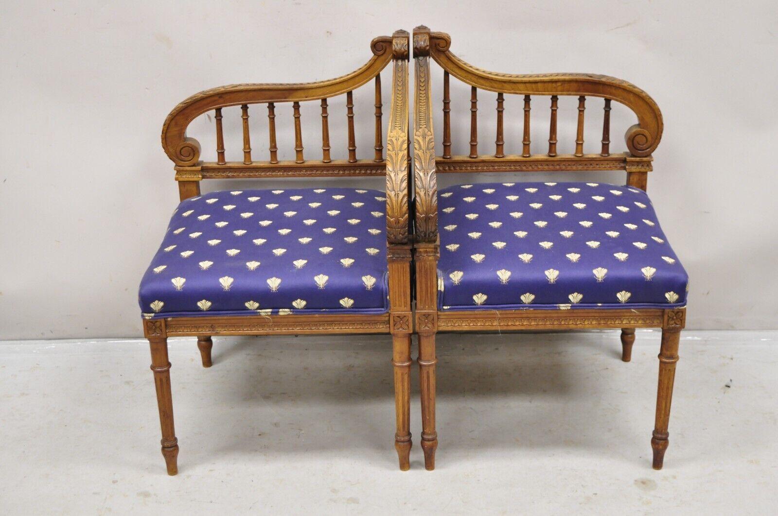 Anciennes chaises d'angle à harpe lyre en noyer sculpté de style Louis XVI - une paire en vente 6