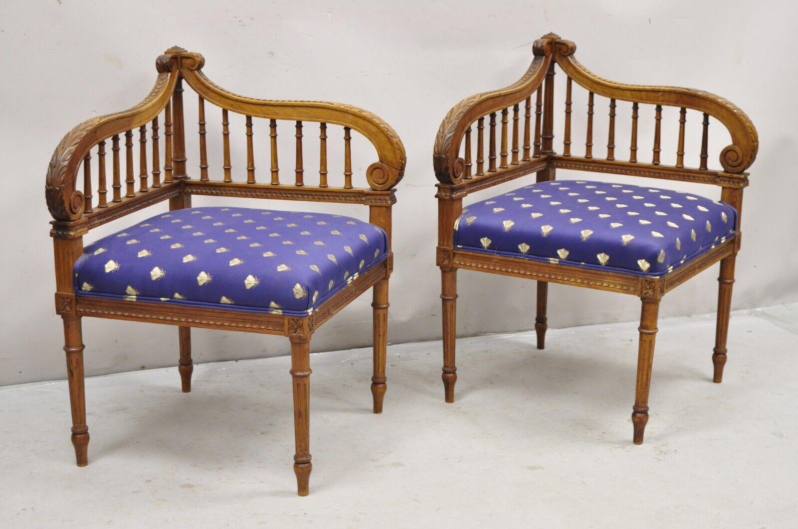 Anciennes chaises d'angle à harpe lyre en noyer sculpté de style Louis XVI - une paire. Assises tapissées bleues avec impression 