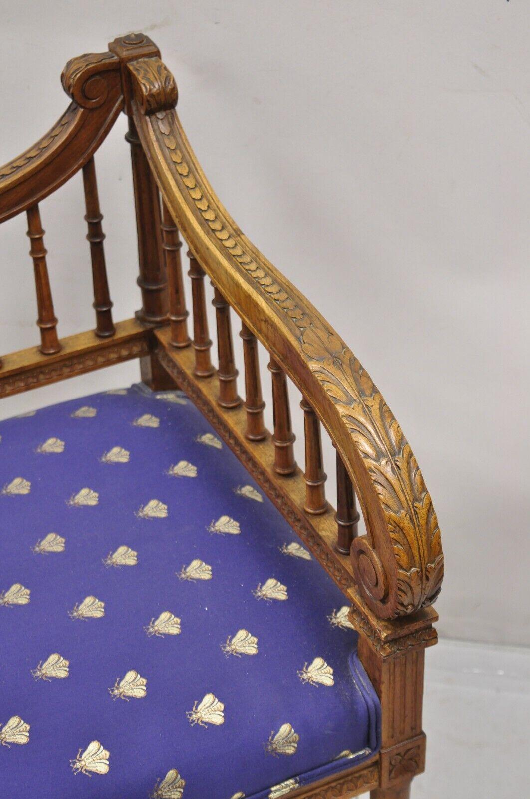 Noyer Anciennes chaises d'angle à harpe lyre en noyer sculpté de style Louis XVI - une paire en vente