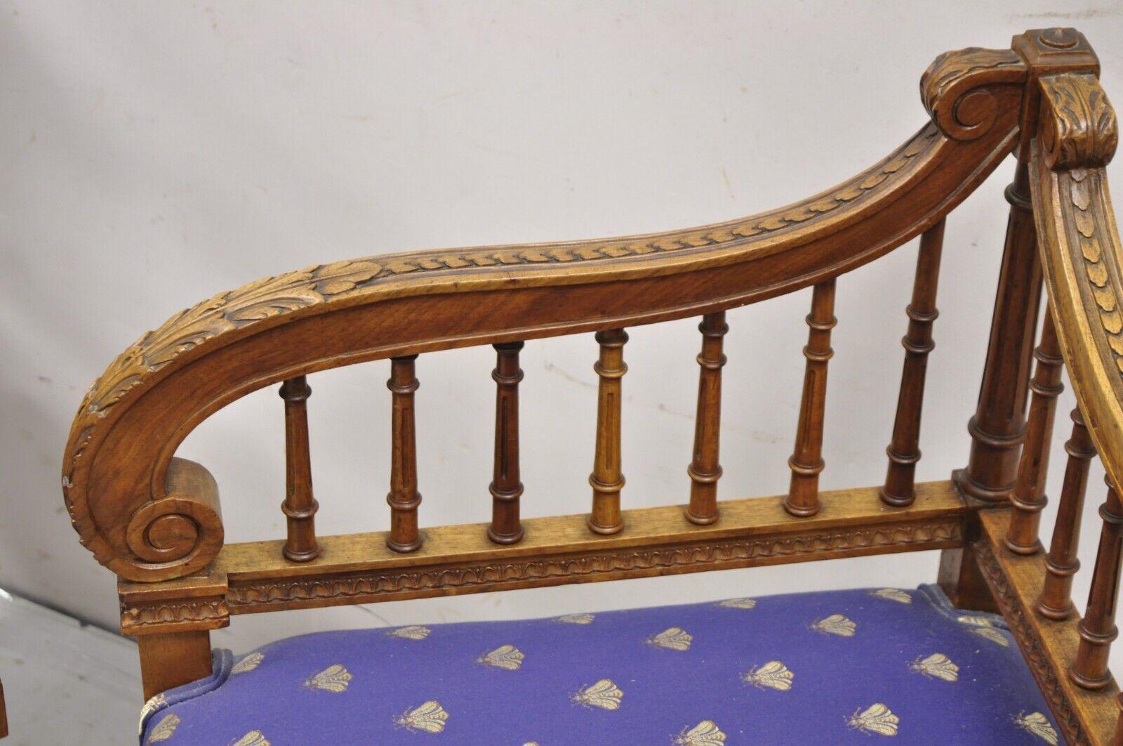 Anciennes chaises d'angle à harpe lyre en noyer sculpté de style Louis XVI - une paire en vente 1