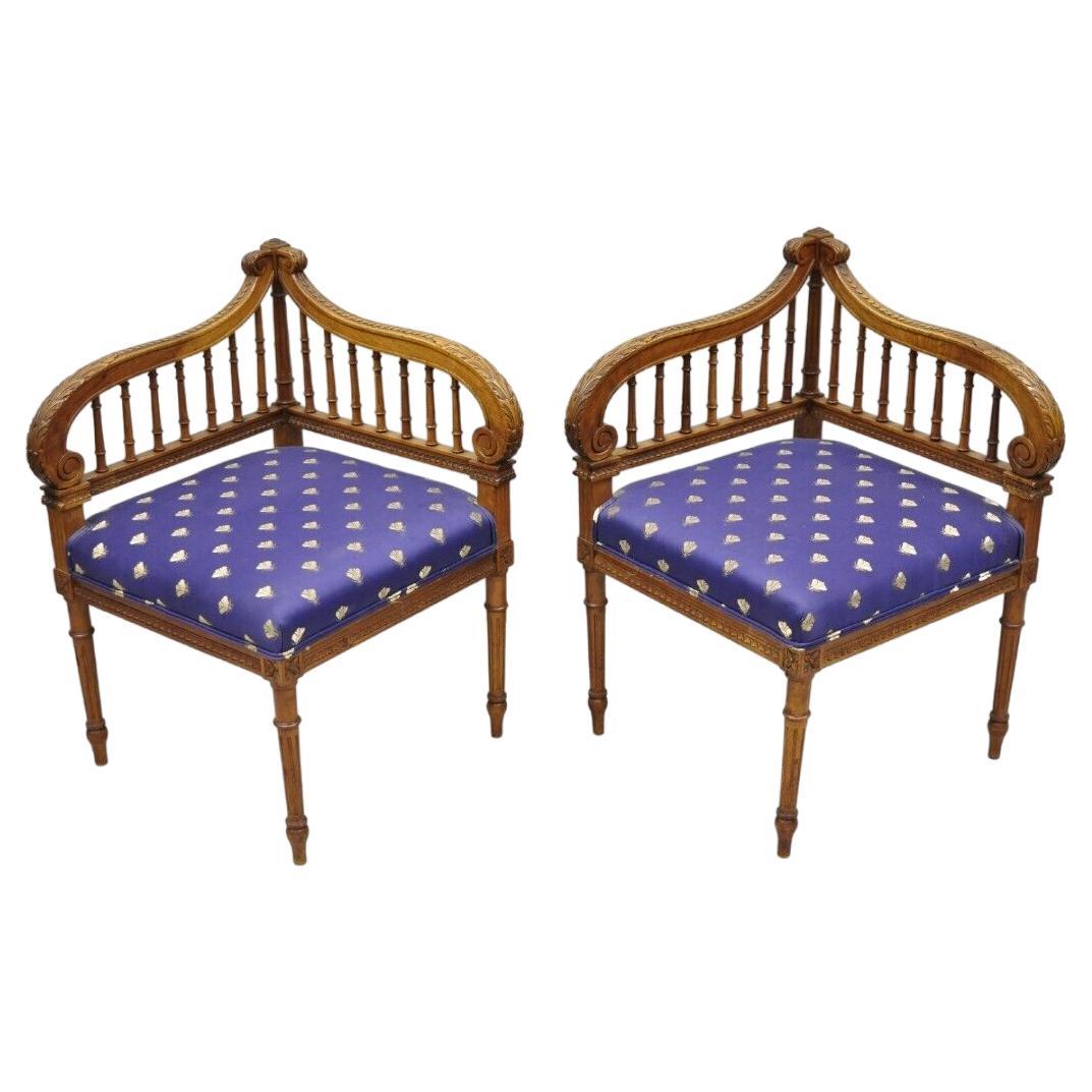 Anciennes chaises d'angle à harpe lyre en noyer sculpté de style Louis XVI - une paire en vente