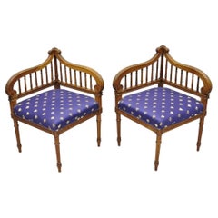 Anciennes chaises d'angle à harpe lyre en noyer sculpté de style Louis XVI - une paire
