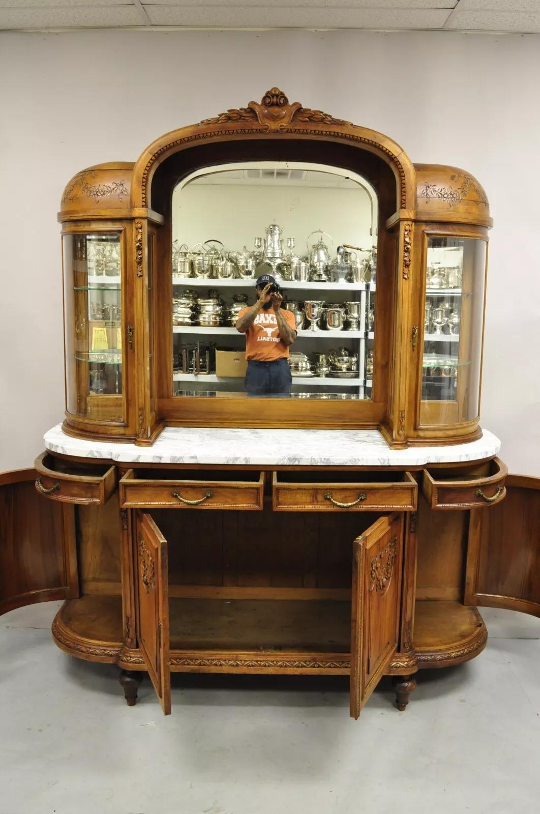 Antikes französisches Curio-Sideboard/Buffet im Louis-XVI.-Stil aus geschnitztem Nussbaumholz mit Marmorplatte im Angebot 3