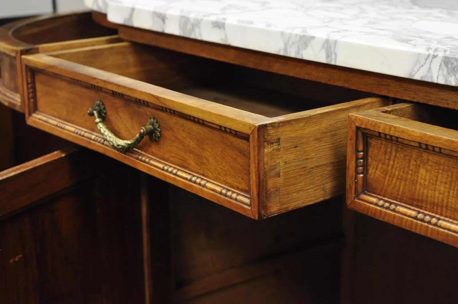 Antikes französisches Curio-Sideboard/Buffet im Louis-XVI.-Stil aus geschnitztem Nussbaumholz mit Marmorplatte im Angebot 5
