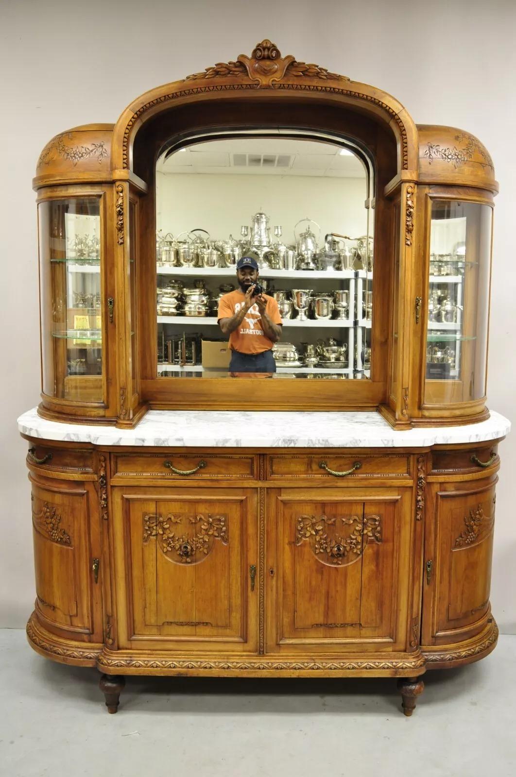 Antikes französisches Curio-Sideboard/Buffet im Louis-XVI.-Stil aus geschnitztem Nussbaumholz mit Marmorplatte im Angebot 6