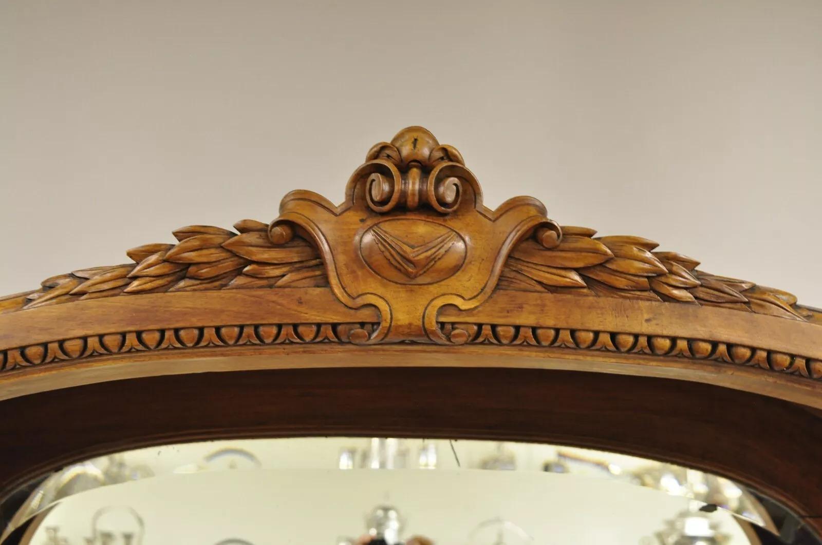 Antike Französisch Louis XVI Stil geschnitzt Nussbaum Marmor Top Curio Sideboard Buffet. Artikel verfügt über eine große beeindruckende Form A demilune, floralen geschnitzten Details in der gesamten, Bronze Ormolu, abgeschrägte und gebogene Glas und