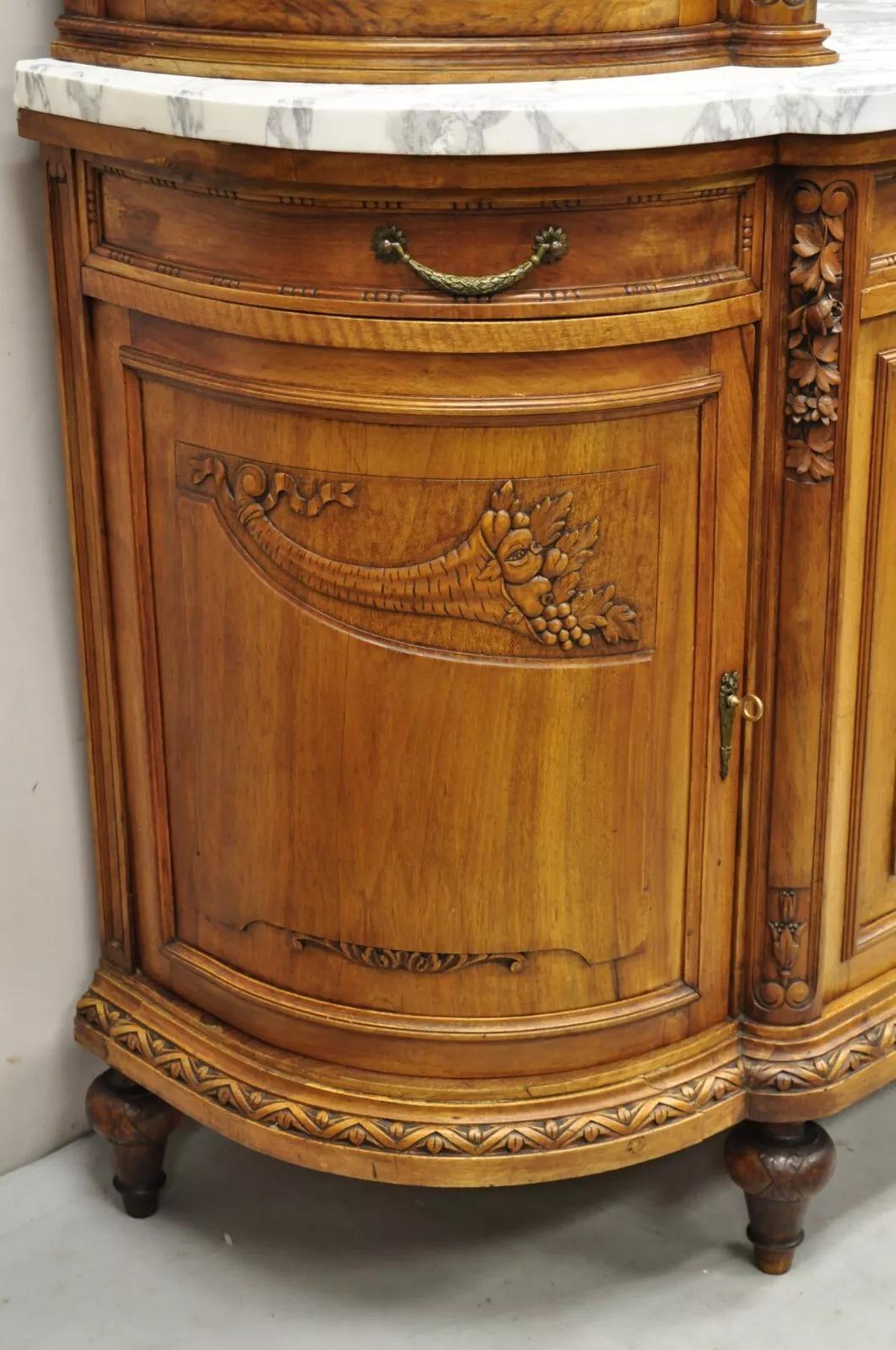 Antikes französisches Curio-Sideboard/Buffet im Louis-XVI.-Stil aus geschnitztem Nussbaumholz mit Marmorplatte (Louis XVI.) im Angebot