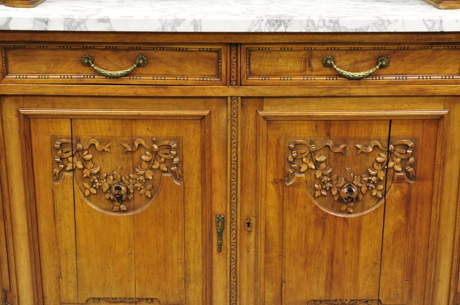 Antikes französisches Curio-Sideboard/Buffet im Louis-XVI.-Stil aus geschnitztem Nussbaumholz mit Marmorplatte (Unbekannt) im Angebot