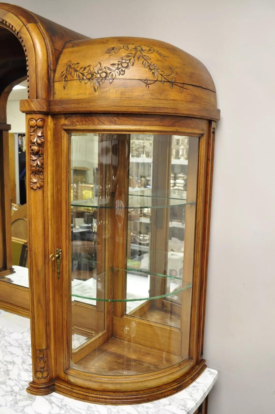 Antikes französisches Curio-Sideboard/Buffet im Louis-XVI.-Stil aus geschnitztem Nussbaumholz mit Marmorplatte im Zustand „Gut“ im Angebot in Philadelphia, PA
