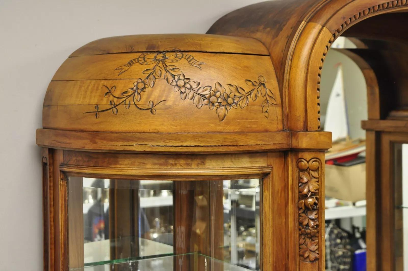 Antikes französisches Curio-Sideboard/Buffet im Louis-XVI.-Stil aus geschnitztem Nussbaumholz mit Marmorplatte (20. Jahrhundert) im Angebot