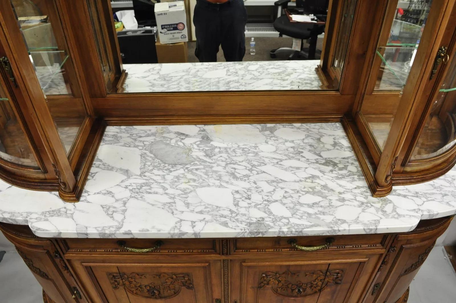 Antikes französisches Curio-Sideboard/Buffet im Louis-XVI.-Stil aus geschnitztem Nussbaumholz mit Marmorplatte (Spiegel) im Angebot