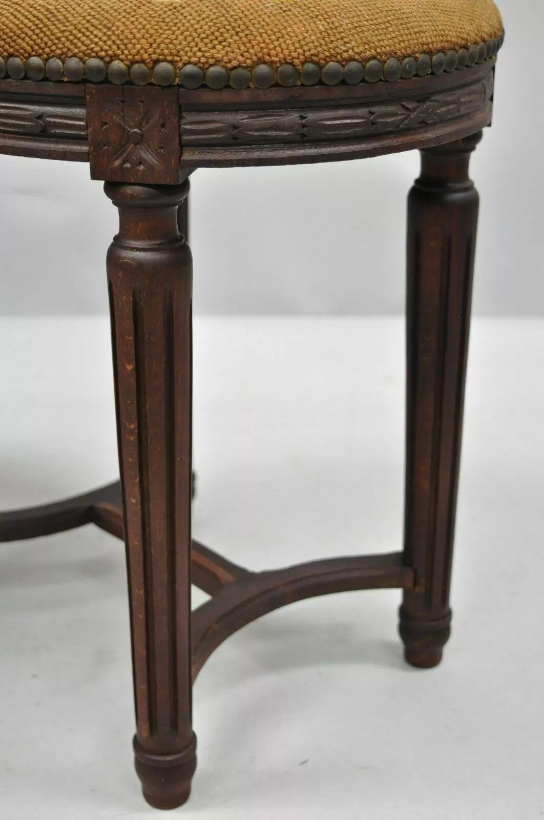 Antique French Louis XVI Style Noce intagliato e sgabelli ovali a punta d'ago - una coppia in vendita 5