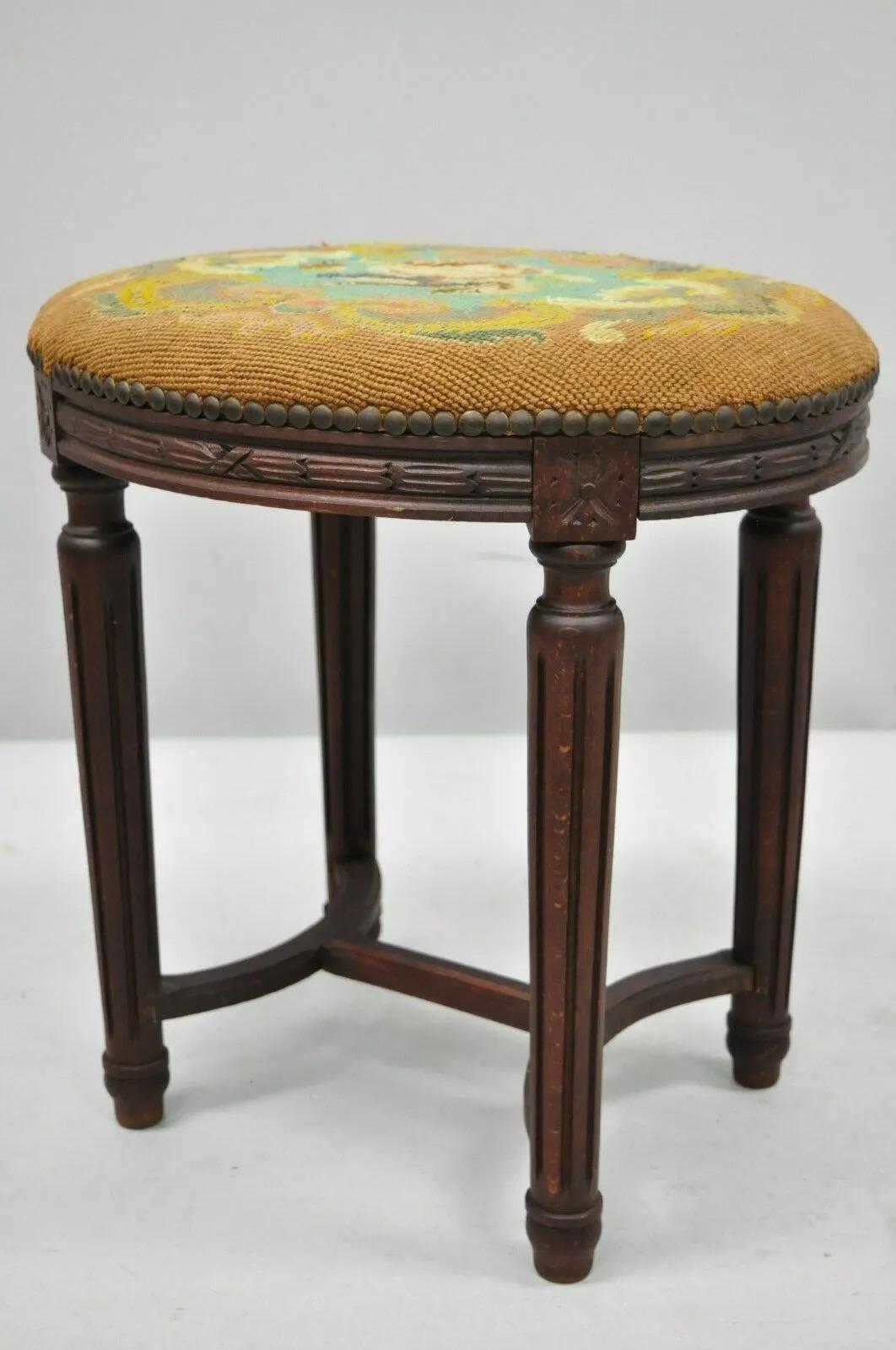 Antique French Louis XVI Style Noce intagliato e sgabelli ovali a punta d'ago - una coppia in vendita 6