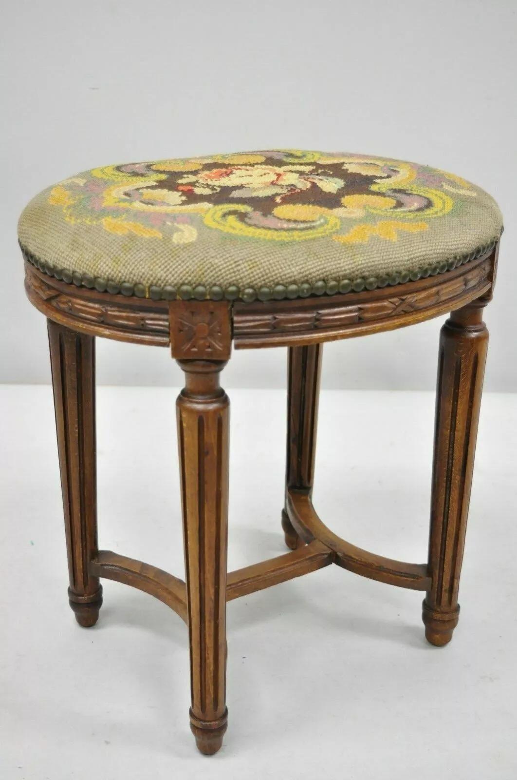 Coppia di sgabelli ovali in stile Luigi XVI in noce intagliato e agugliato. L'articolo presenta una tappezzeria floreale ad ago, resti di etichetta, struttura in legno massiccio, bellissime venature del legno, gambe affusolate, un oggetto antico