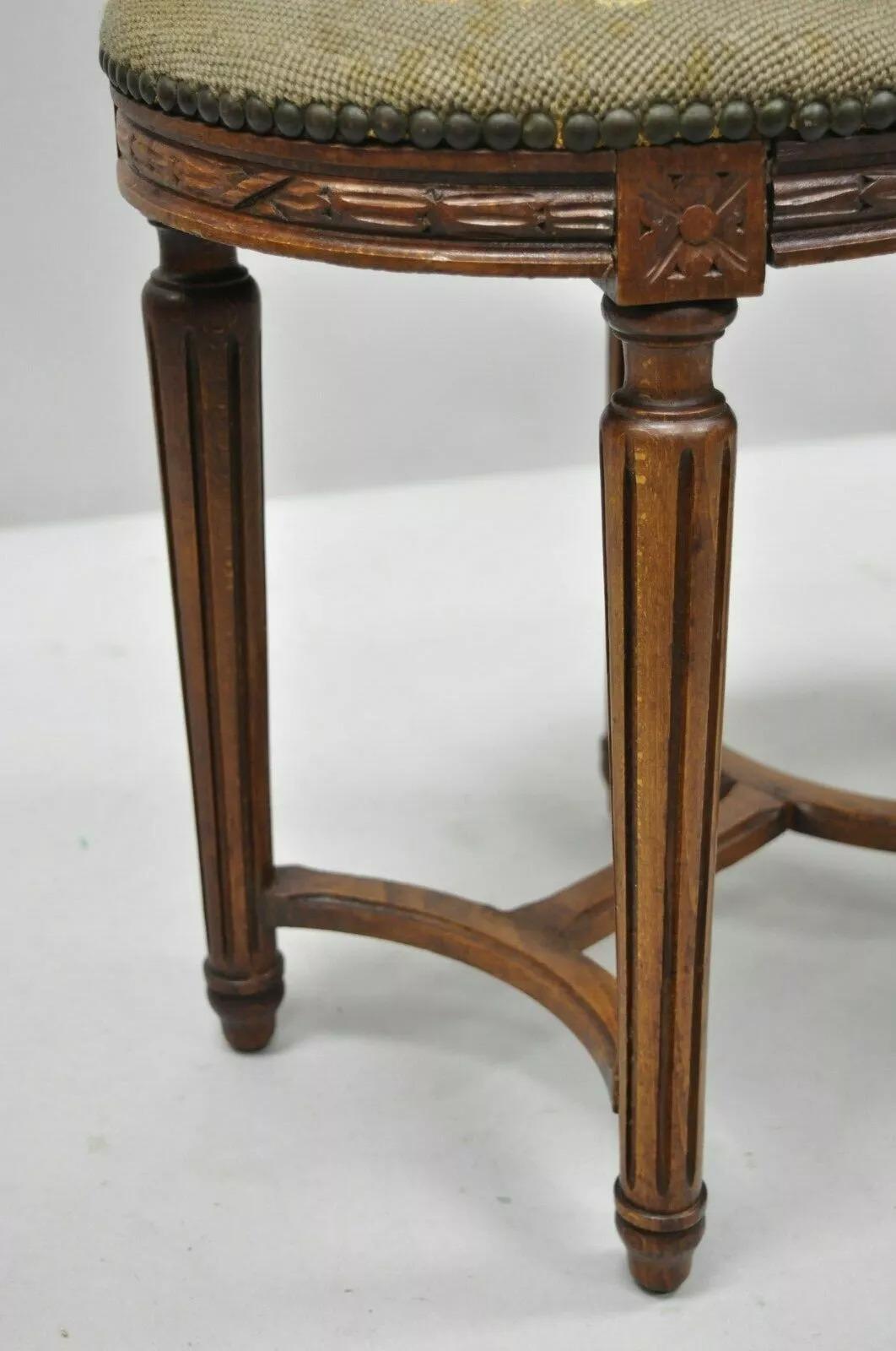 Antique French Louis XVI Style Noce intagliato e sgabelli ovali a punta d'ago - una coppia In condizioni buone in vendita a Philadelphia, PA