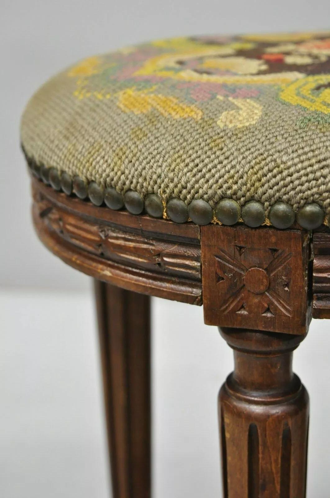 XX secolo Antique French Louis XVI Style Noce intagliato e sgabelli ovali a punta d'ago - una coppia in vendita