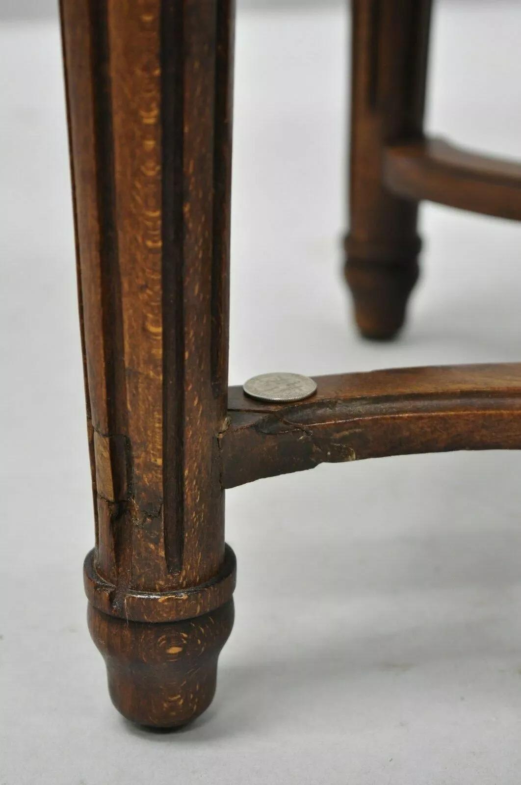 Antique French Louis XVI Style Noce intagliato e sgabelli ovali a punta d'ago - una coppia in vendita 1