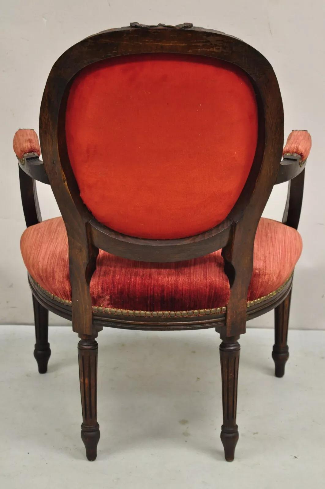 Antique French Louis XVI Style Carved Walnut Needlepoint Red Fauteuil Arm Chair (Sedia a braccio) in vendita 3
