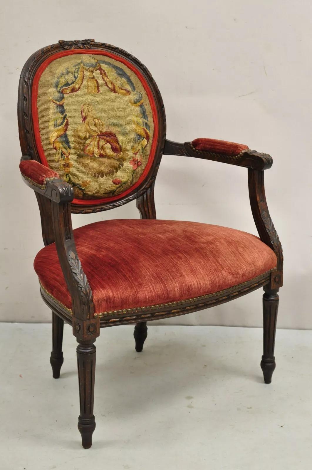 Antique French Louis XVI Style Carved Walnut Needlepoint Red Fauteuil Arm Chair. Circa alla fine del XIX secolo. Misure: 35