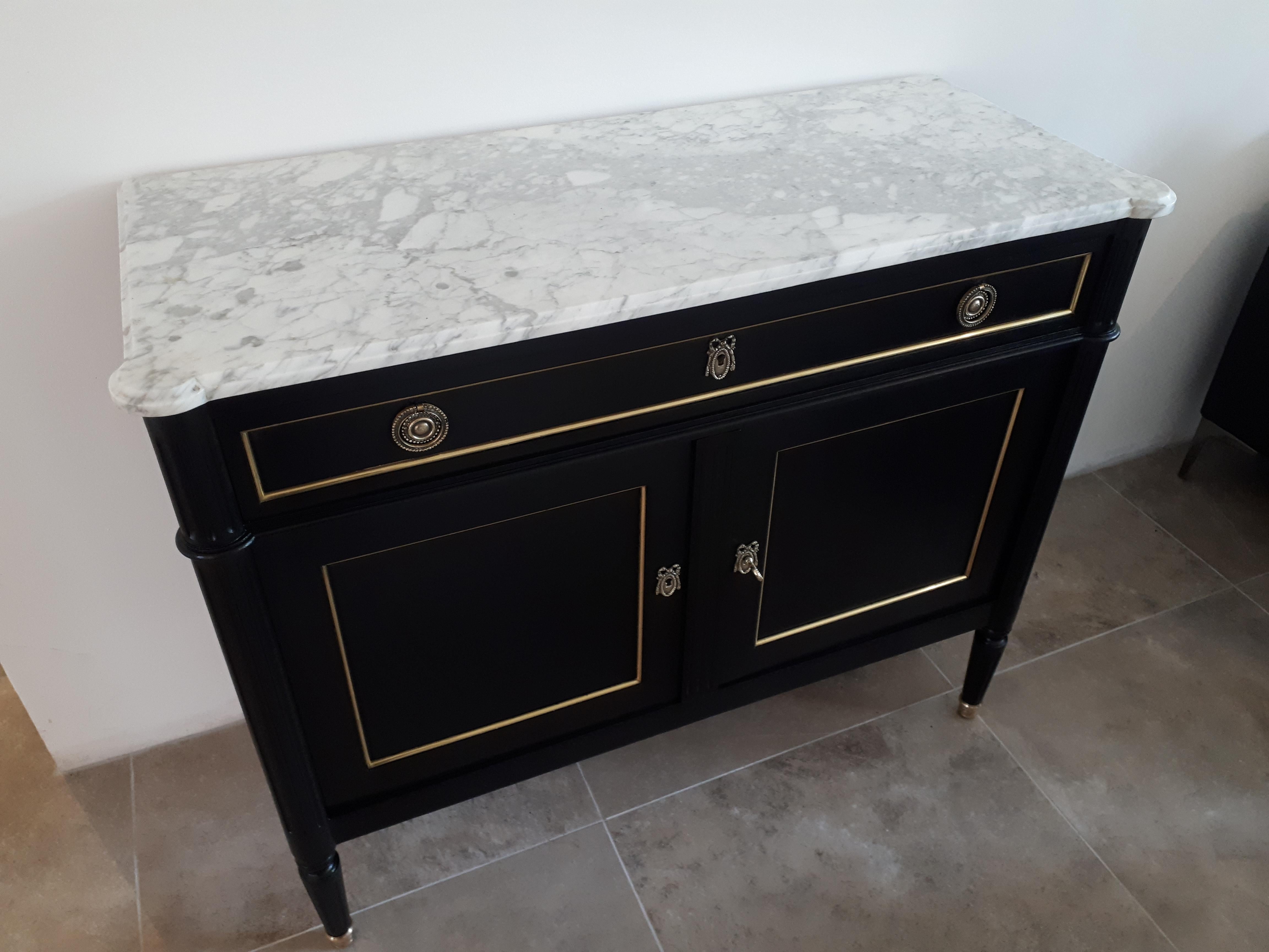 Antique French Louis XVI style bar buffet and topped with a white Carrara marble, fluted legs finished with golden bronze clogs.
One drawer, two doors and two keys.