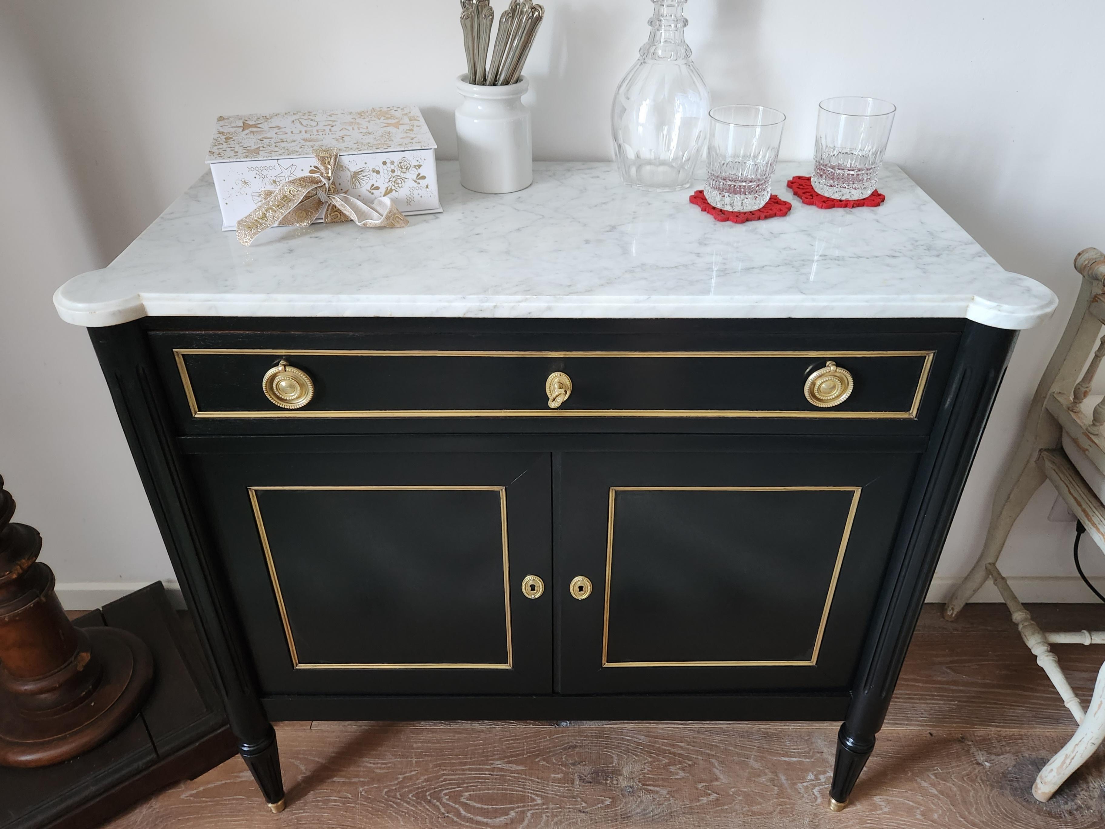 Antique French buffet da bar in stile Luigi XVI sormontato da un marmo bianco di Carrara, dettagli in bronzo e brasse, gambe scanalate rifinite con zoccoli in bronzo dorato.
Un cassetto a coda di rondine e due ante.
Perfetto per creare un piccolo
