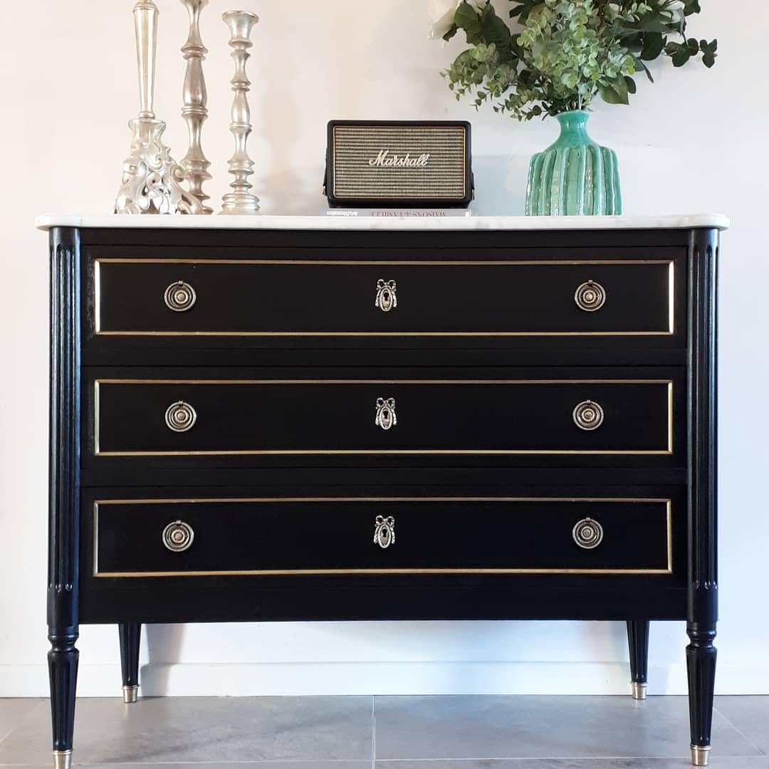 Antique French Louis XVI style chest of drawers topped with a white Carrara marble, fluted legs finished with golden bronze clogs.
Three dovetailed drawers with brass details.
      