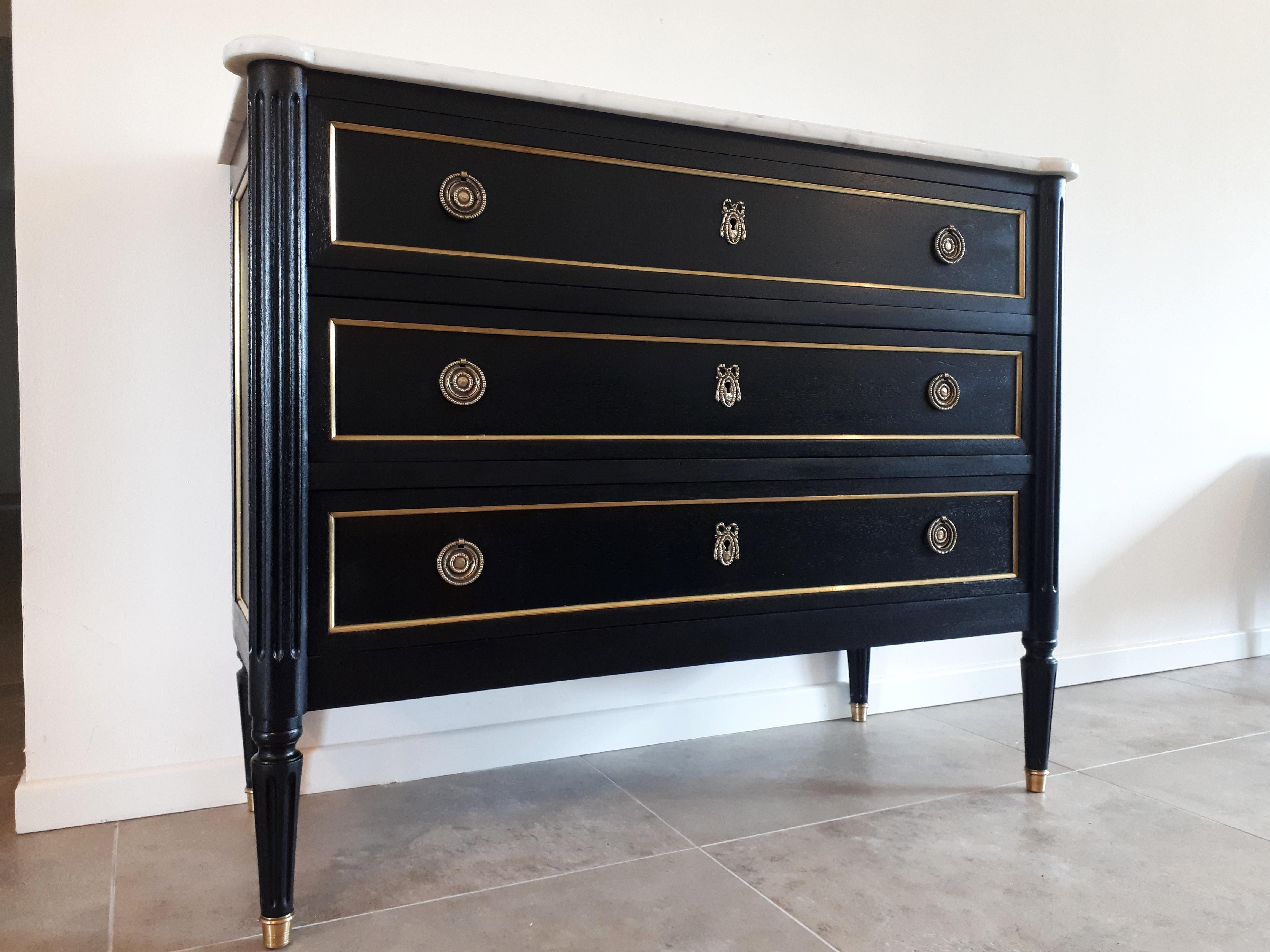 Antique French Louis XVI Style Chest of Drawers Commode In Good Condition In Senonches, Centre-Val de Loire