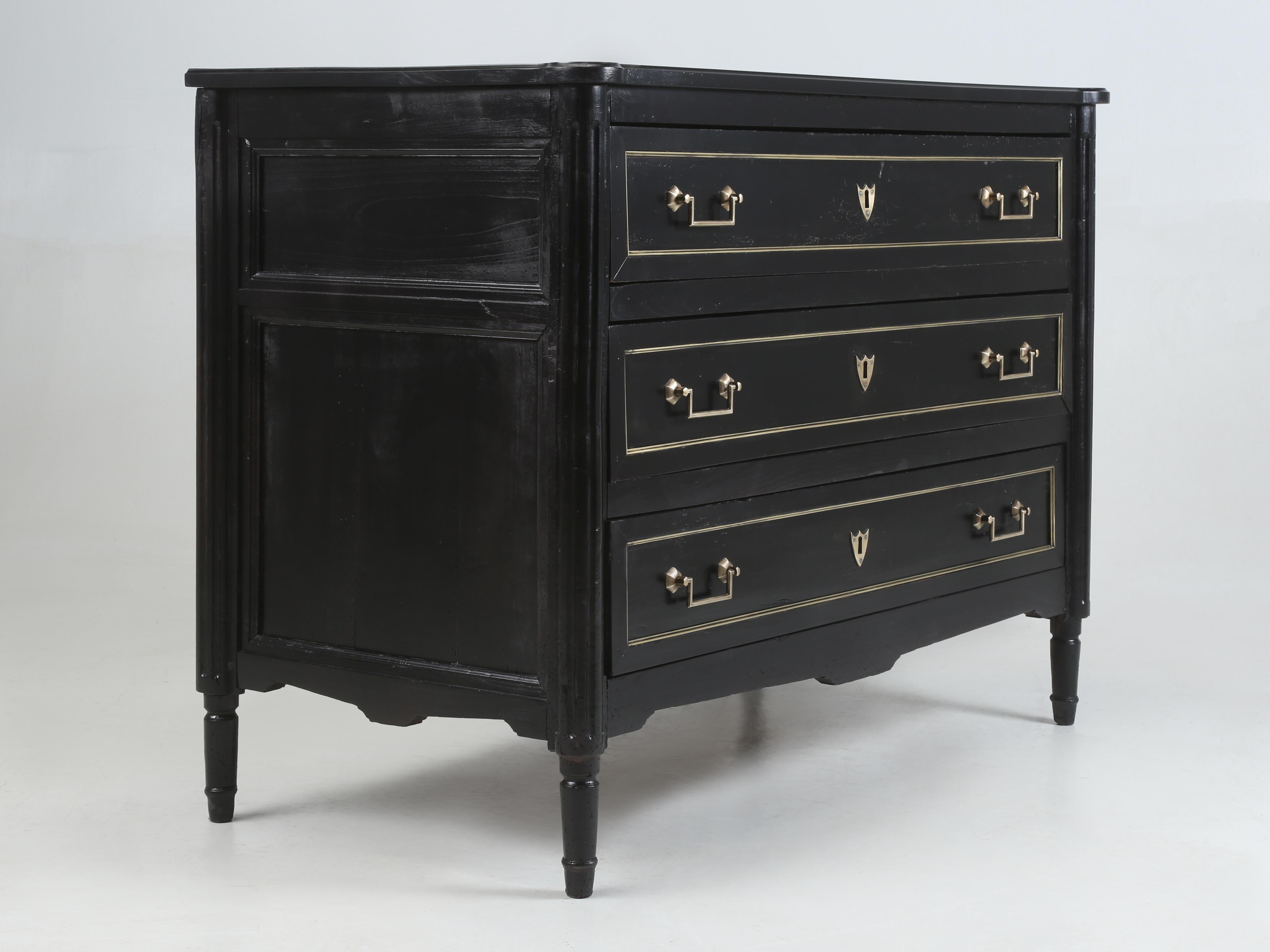 Antique French Louis XVI Commode restaurata con una finitura ebanizzata di oltre 200 anni. La nostra commode francese Luigi XVI ebanizzata è stata levigata a mano fino al legno nudo e ha ricevuto una finitura ebanizzata antica. La fodera del
