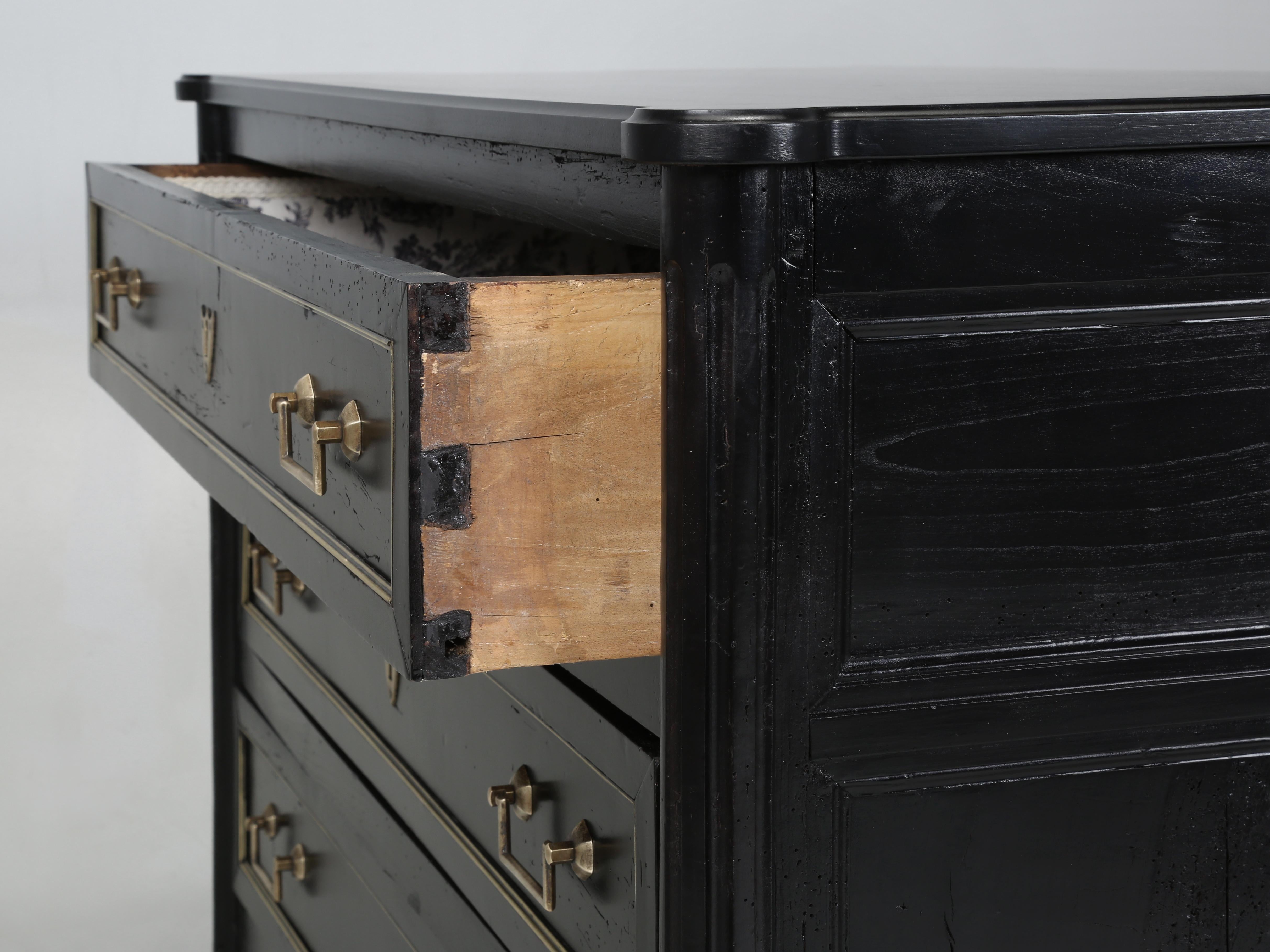 Antique French Louis XVI Style Commode con finitura ebanizzata 200 anni fa In condizioni buone in vendita a Chicago, IL