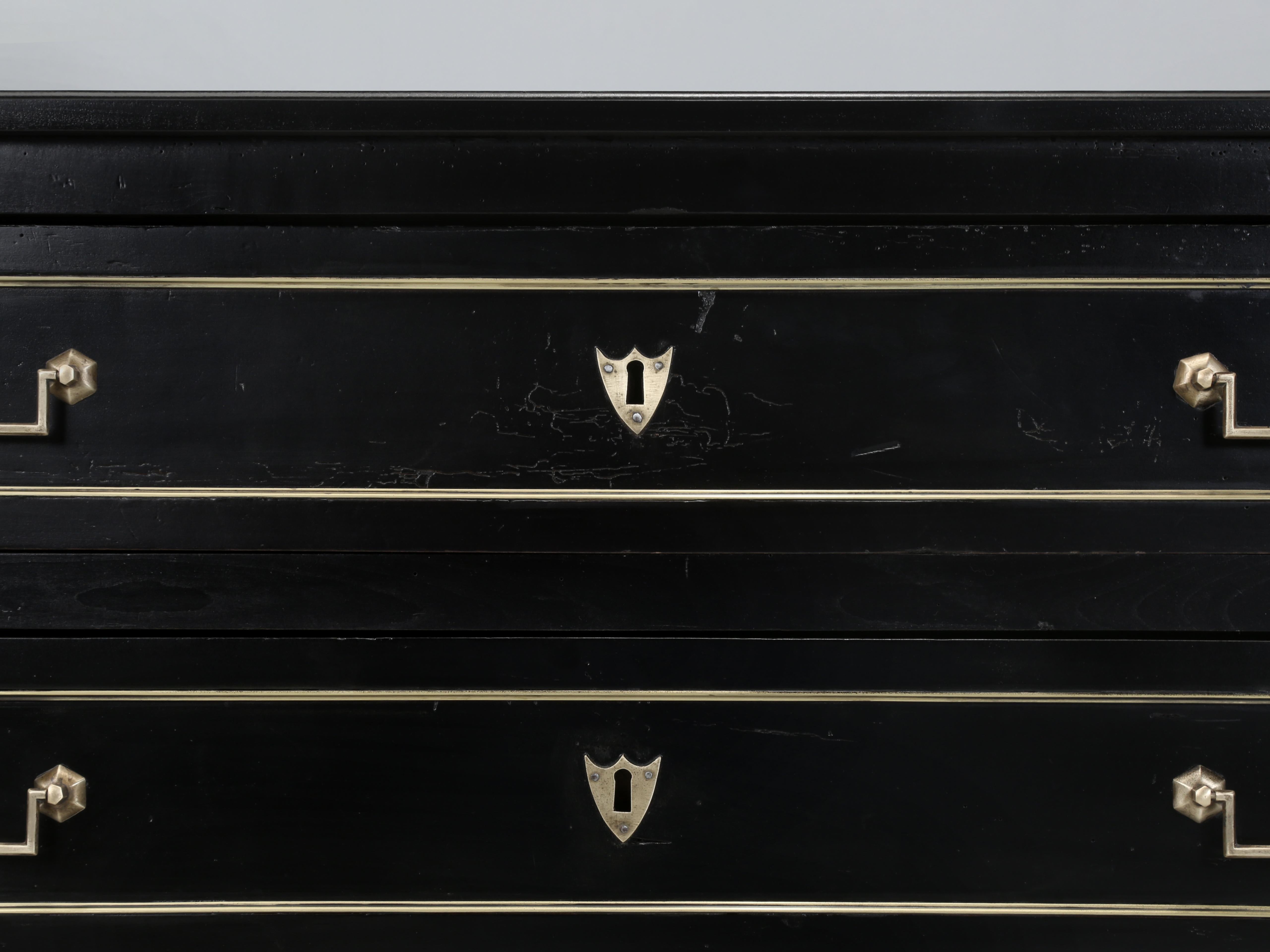 Ottone Antique French Louis XVI Style Commode con finitura ebanizzata 200 anni fa in vendita