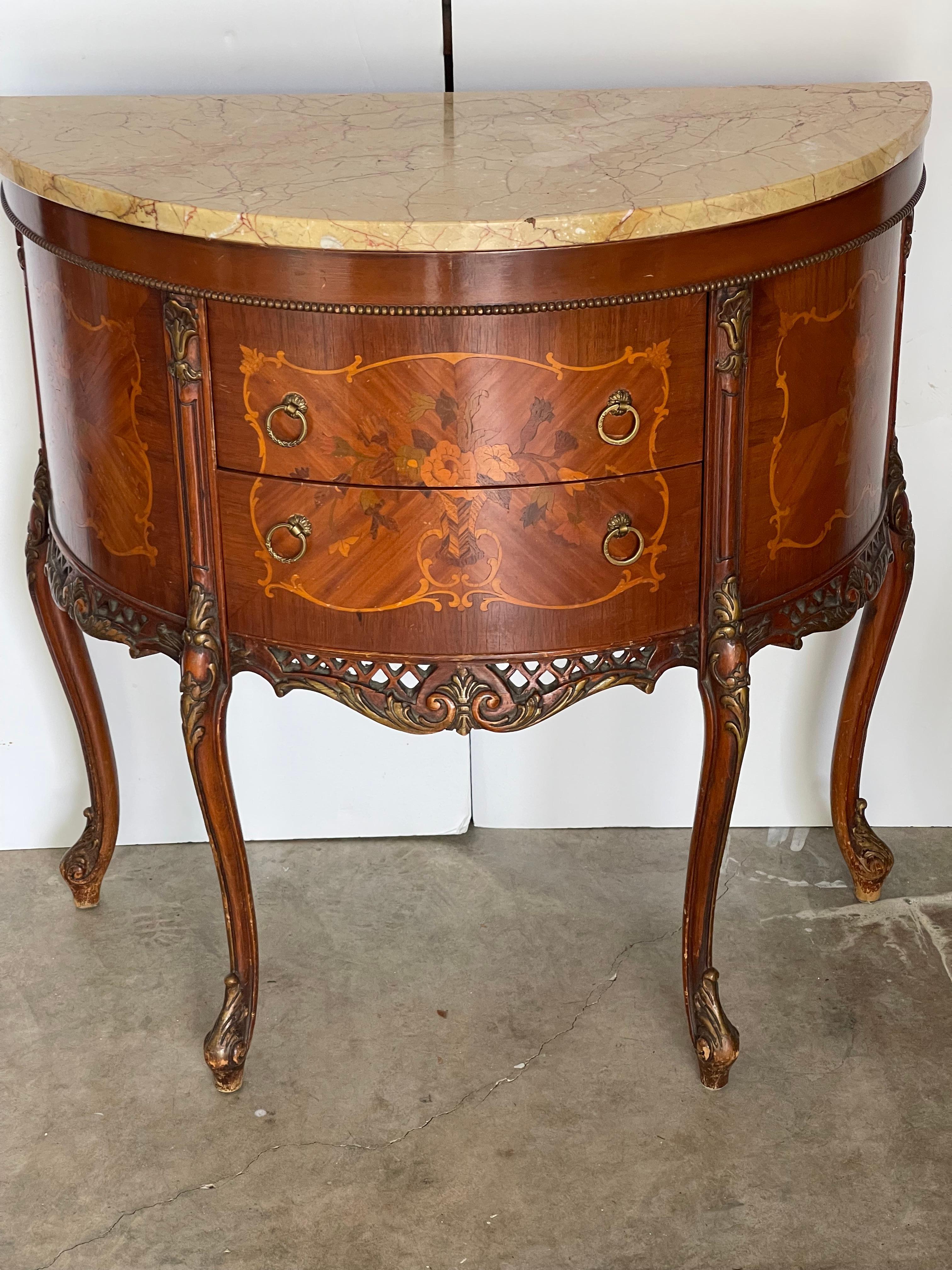 Antique French in stile Luigi XVI a due cassetti. Decorato con intarsi floreali in legno, accenti in bronzo e piano in marmo. Chiave originale disponibile. Un grande pezzo elegante.