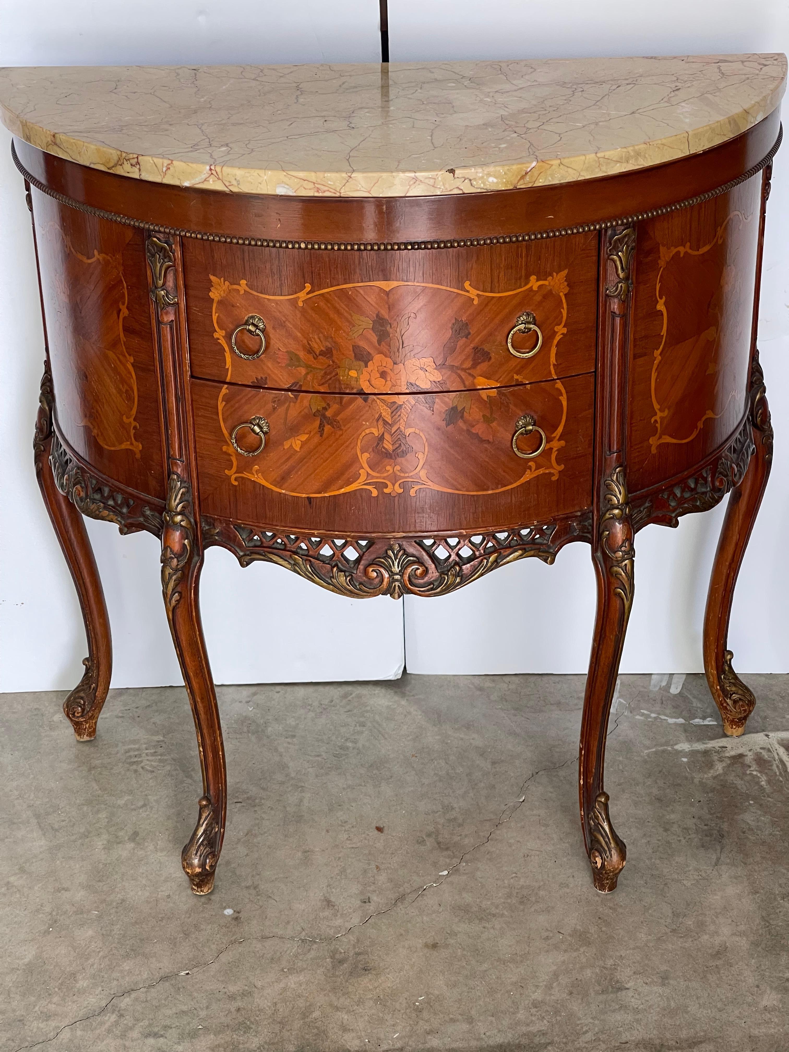 Stile provenzale Antique French Commode in stile Luigi XVI con piano in marmo in vendita